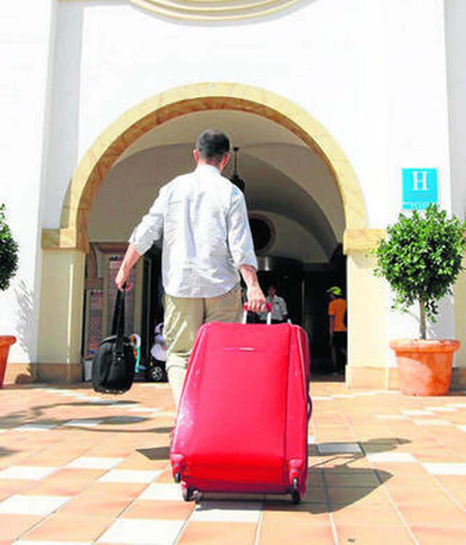 Los hoteleros advierten de que la ocupación media durante el año no supera el 50% de las plazas.