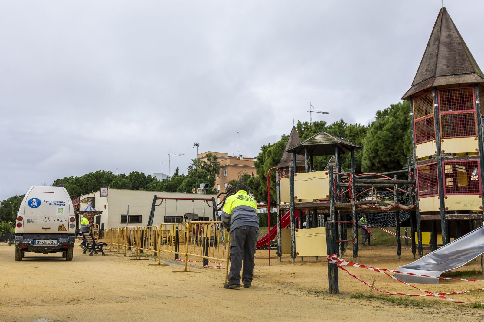 Trabajos de reparación en el parque infantil de la Avenida de Andalucía.