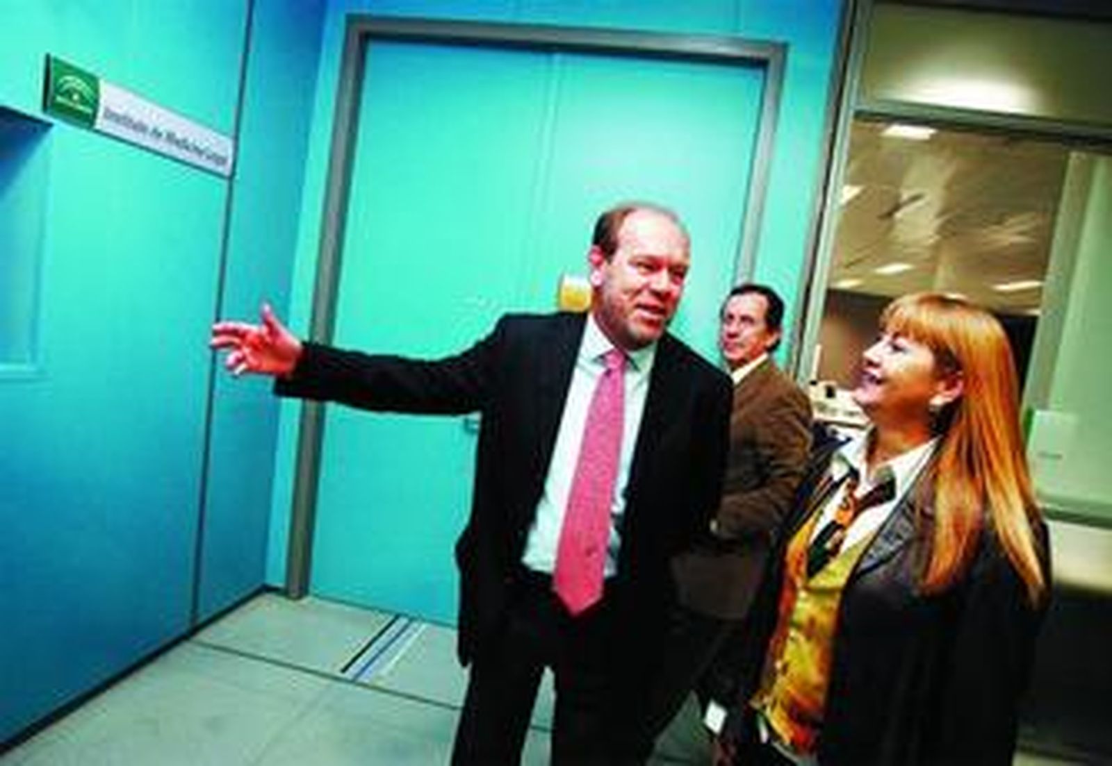 La delegada de Justicia, Aurora Santos, con el director de Medicina Legal, Alberto Jiménez, ayer.