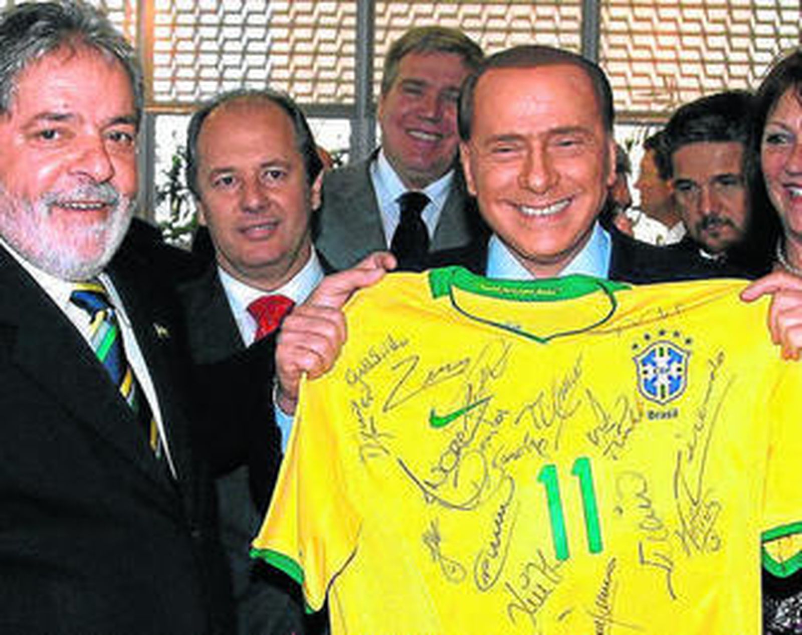 Berlusconi, de fiesta con seis mujeres en su visita a Brasil