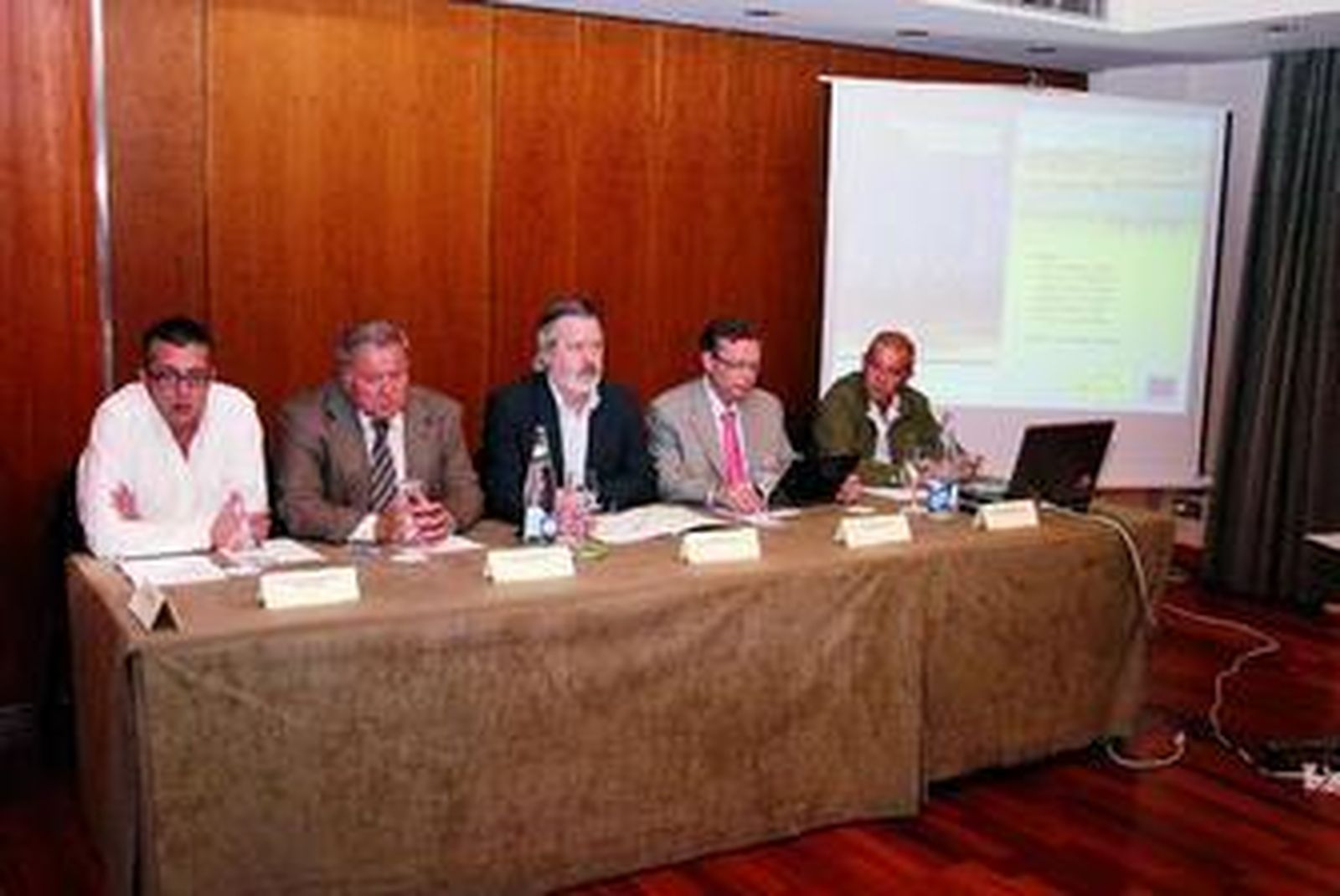 El periodista A. García, José A. Santorromán de Almeriplant, el delegado J. Deus y el presidente y el investigador del Ifapa, De las Nieves y Arquero.