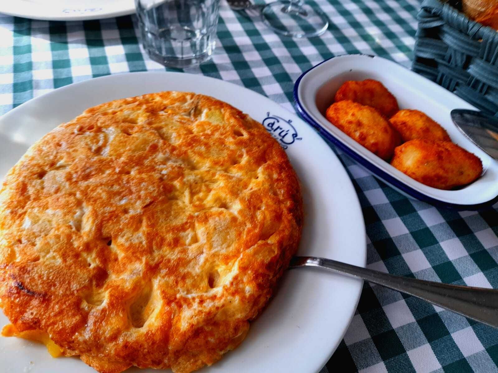 Tortilla y croquetas en Carús, Casa de Comidas, en Madrid