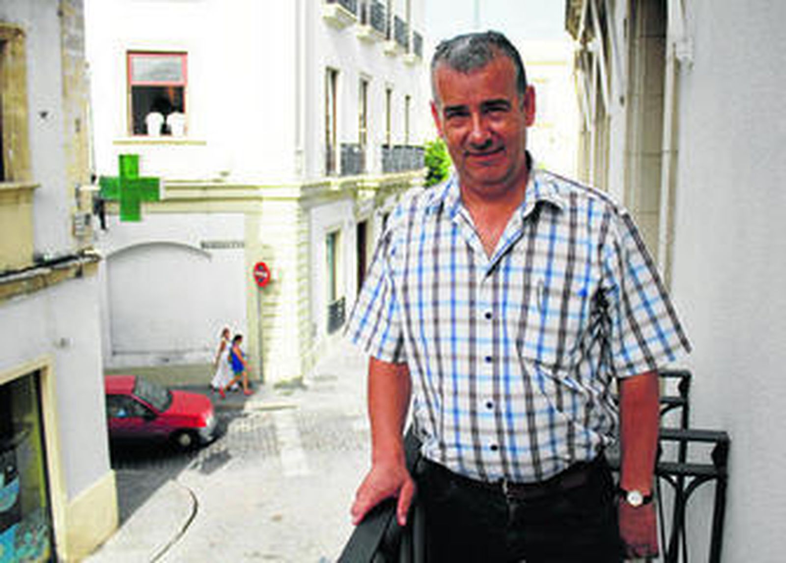 Pedro Aguilar en uno de los balcones de la redacción del Diario de Jerez.