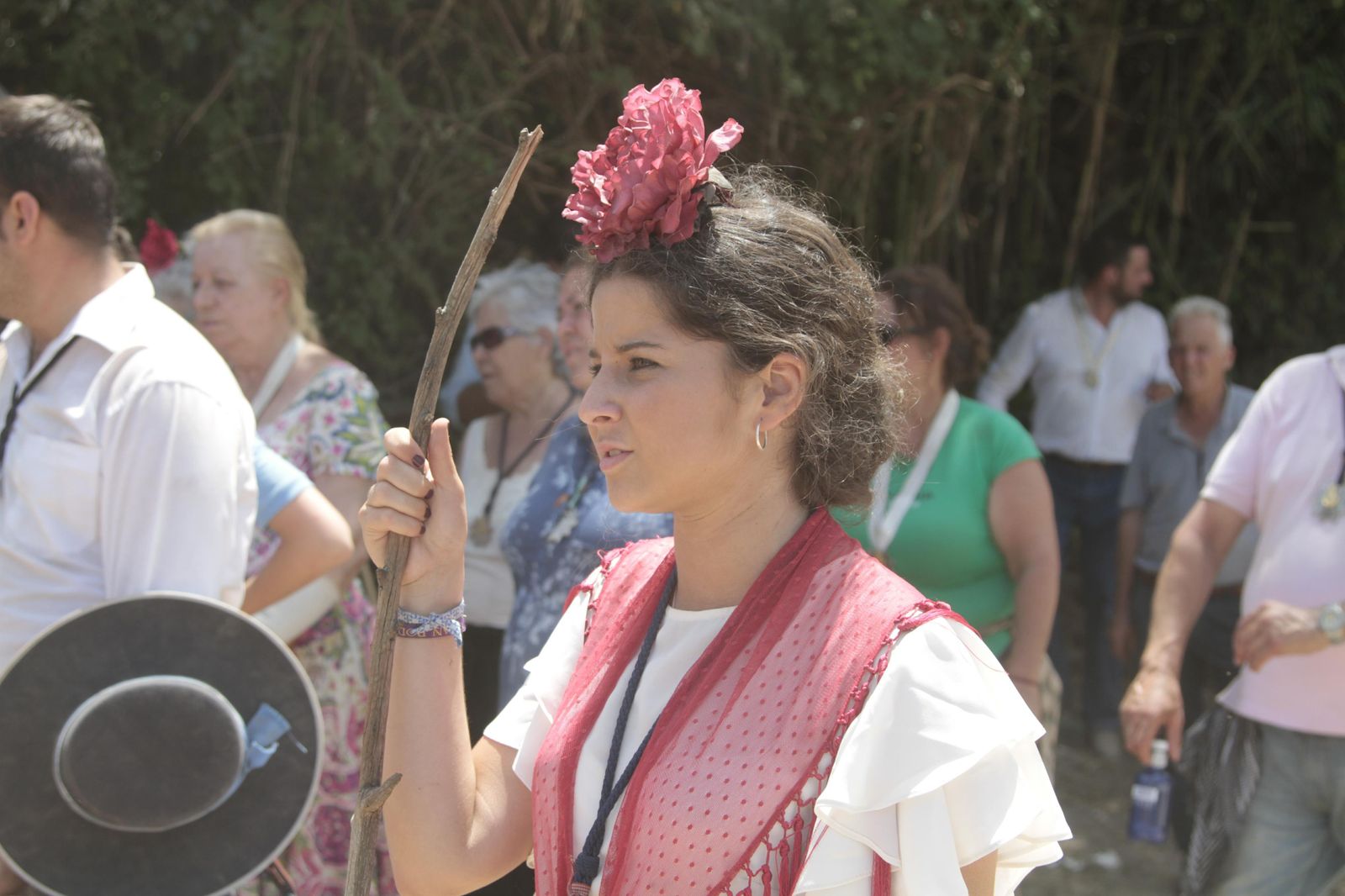 Las hermandades cruzando el puente del Ajolí, en imágenes