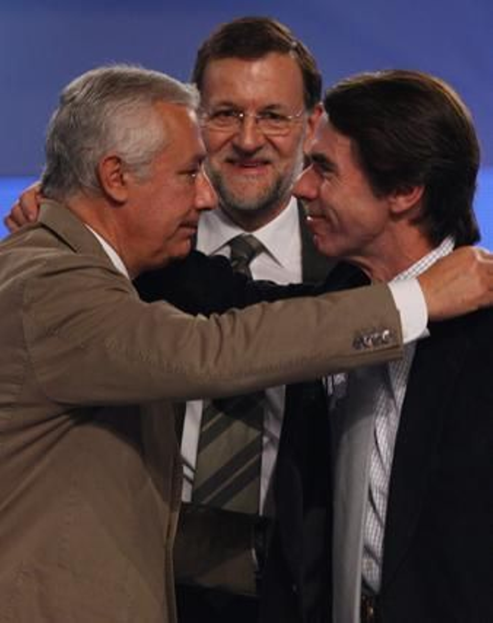 Arenas, Rajoy y Aznar se miran sonrientes. 

Foto: Antonio Pizarro