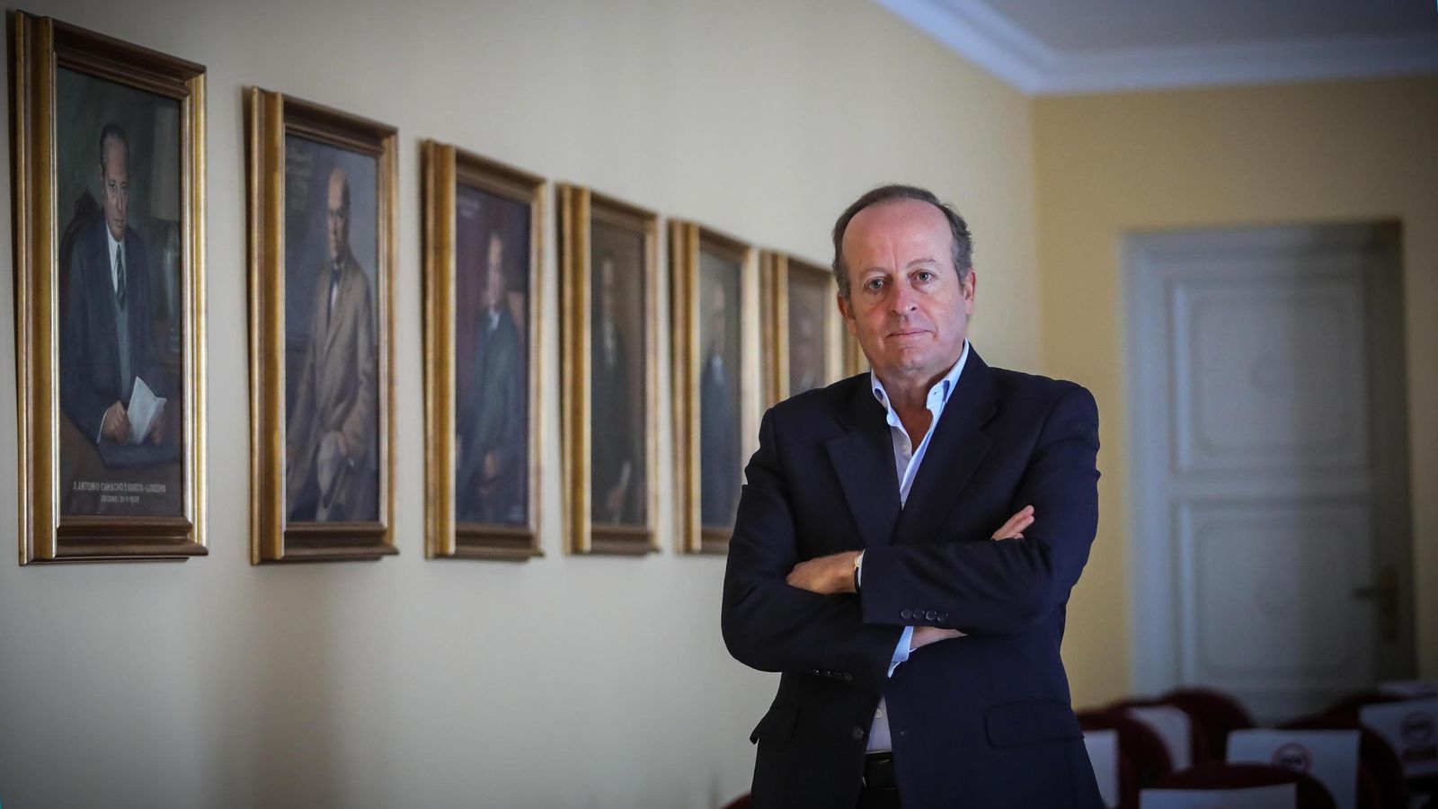 Camacho, ante la galería de cuadros de los anteriores decanos.
