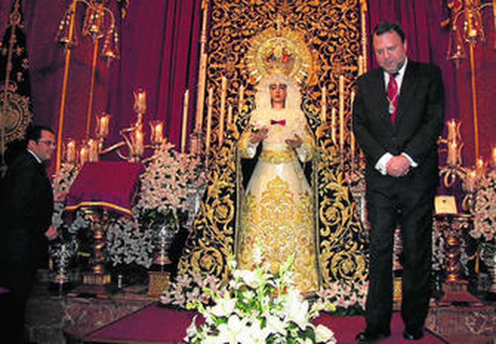 La Virgen de la Caridad luce con la medalla de la ciudad momentos después de su imposición.