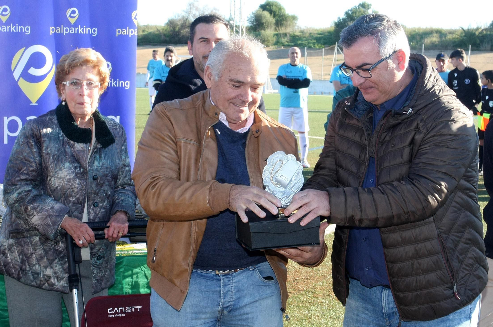 Imágenes del partido homenaje a los árbitros históricos de fútbol de Huelva