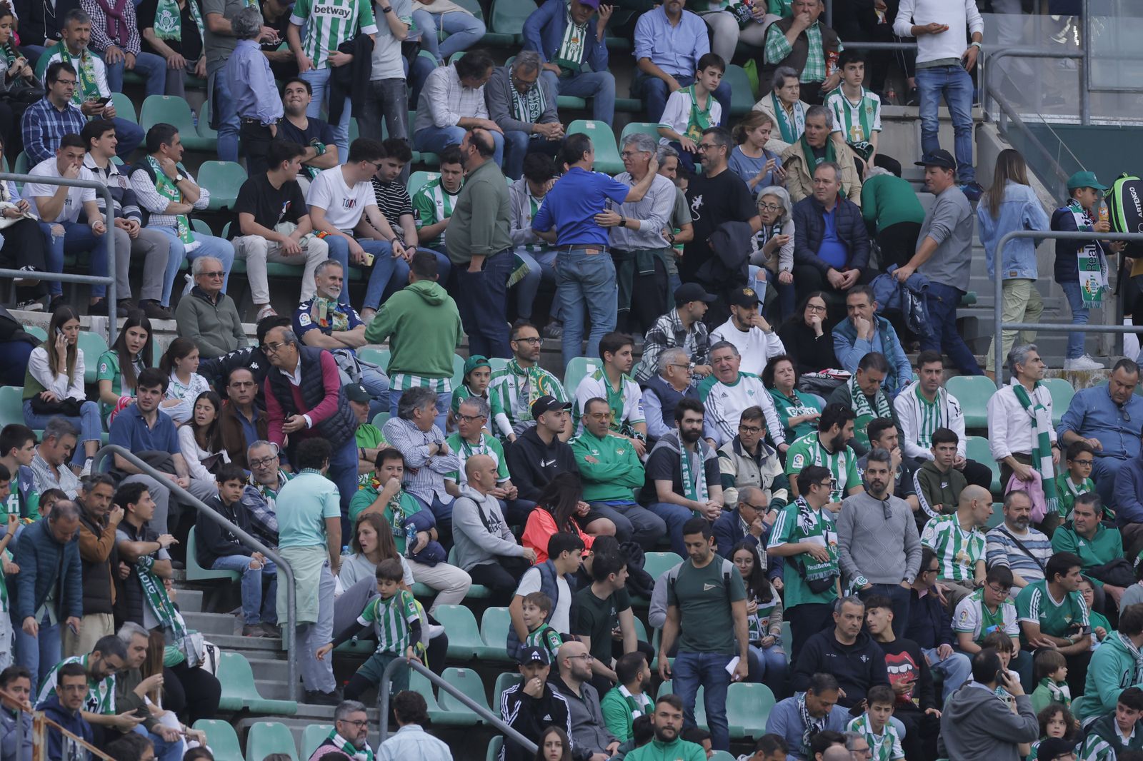 Búscate en las fotos del Betis-Manchester