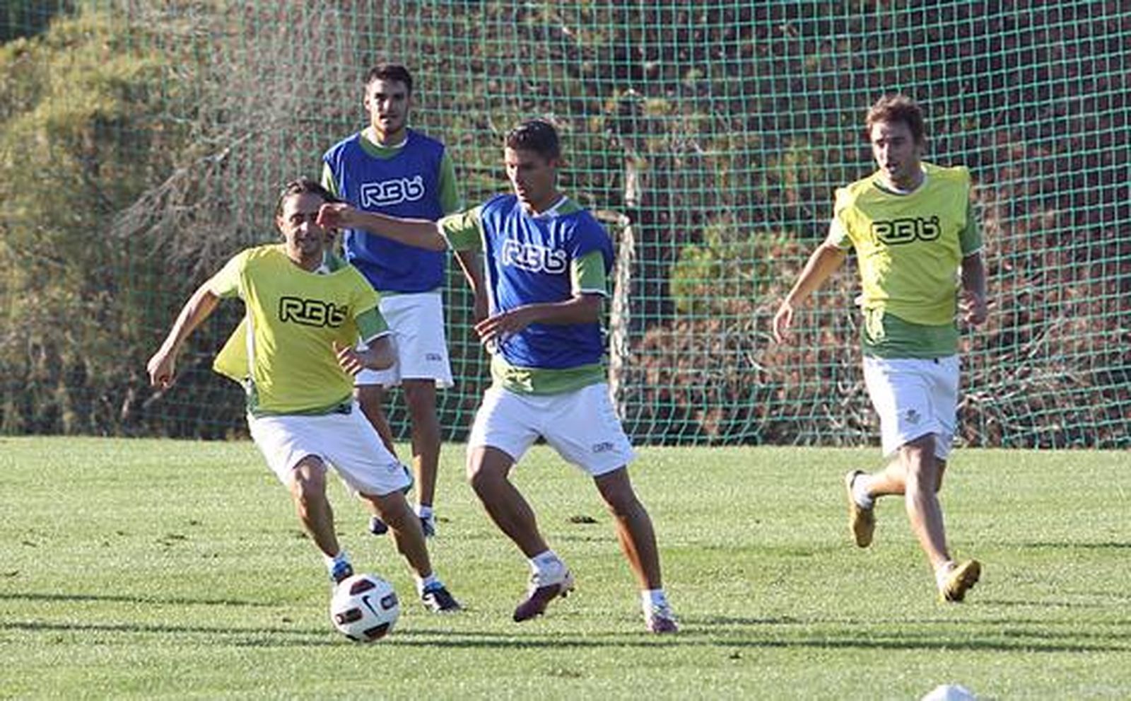 Sergio García y Salva Sevilla pelean por el balón en un momento del entrenamiento.

Foto: Espínola