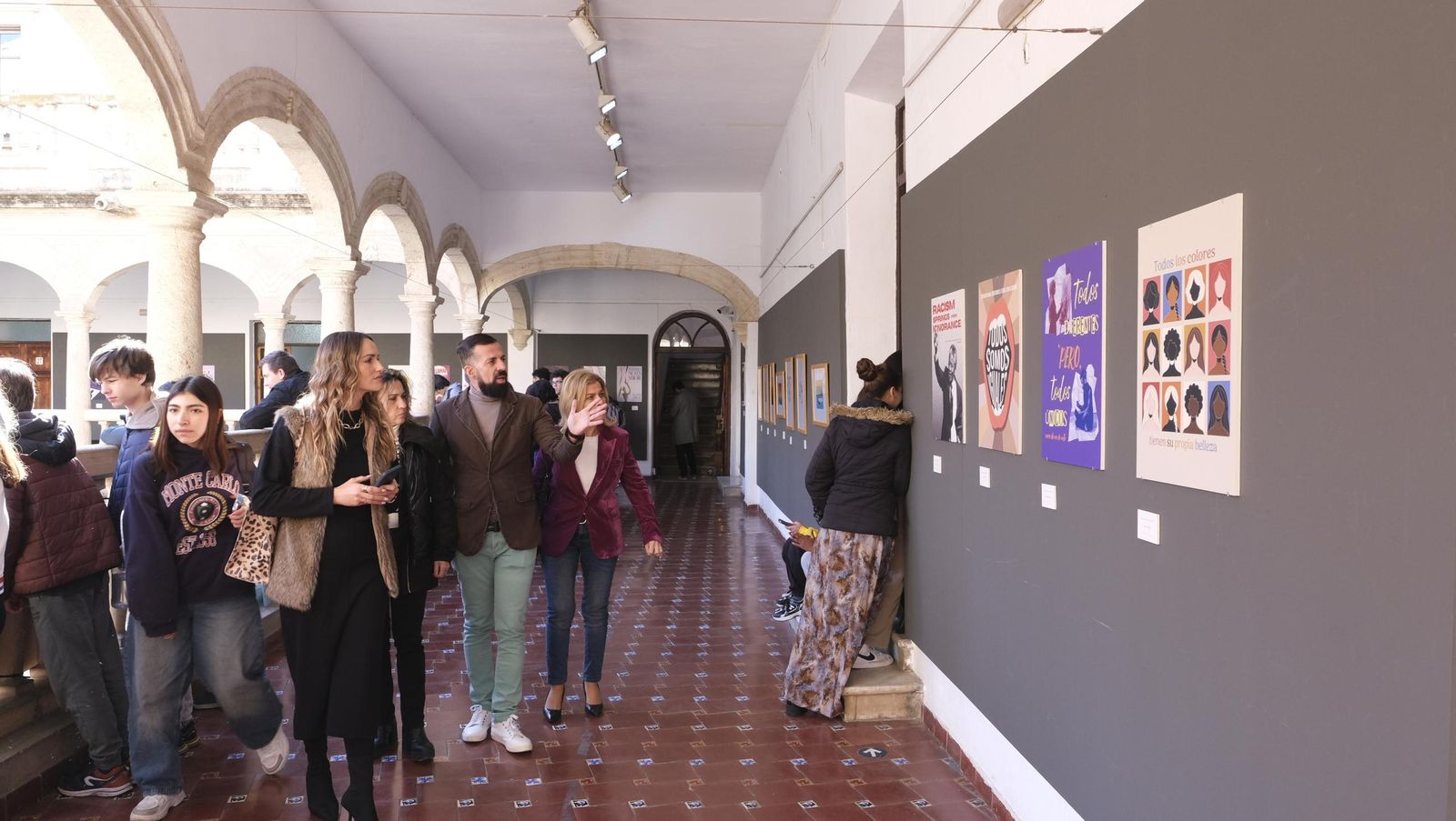 ¿Eres + machista o + racista?, exposición en la Escuela de Artes de Almería, en imágenes