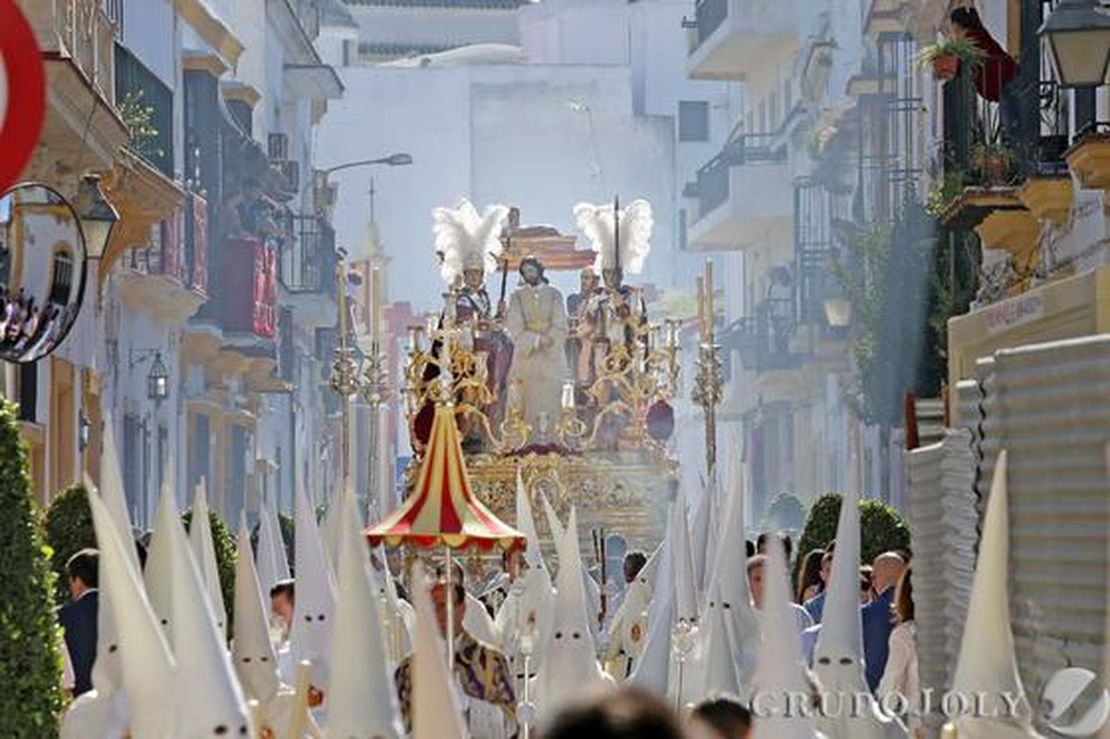 En la imagen, el misterio del Transporte, que se muestra en toda su magnificencia por la calle Merced, una vía emblemática a la que retornó este año.

Foto: Manuel Aranda
