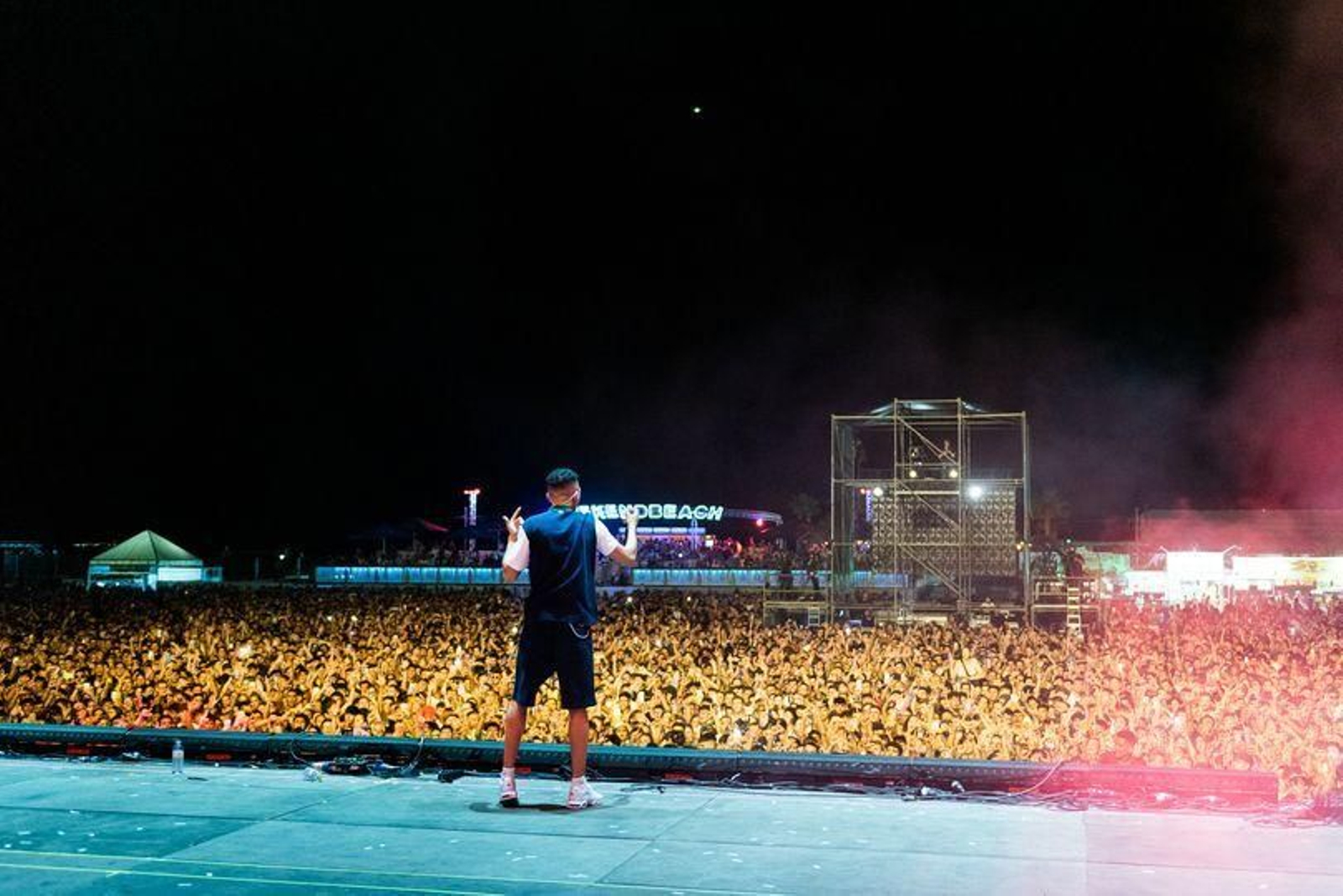 Imagen de la actuación del rapero Morad en el  Weekend Beach Festival