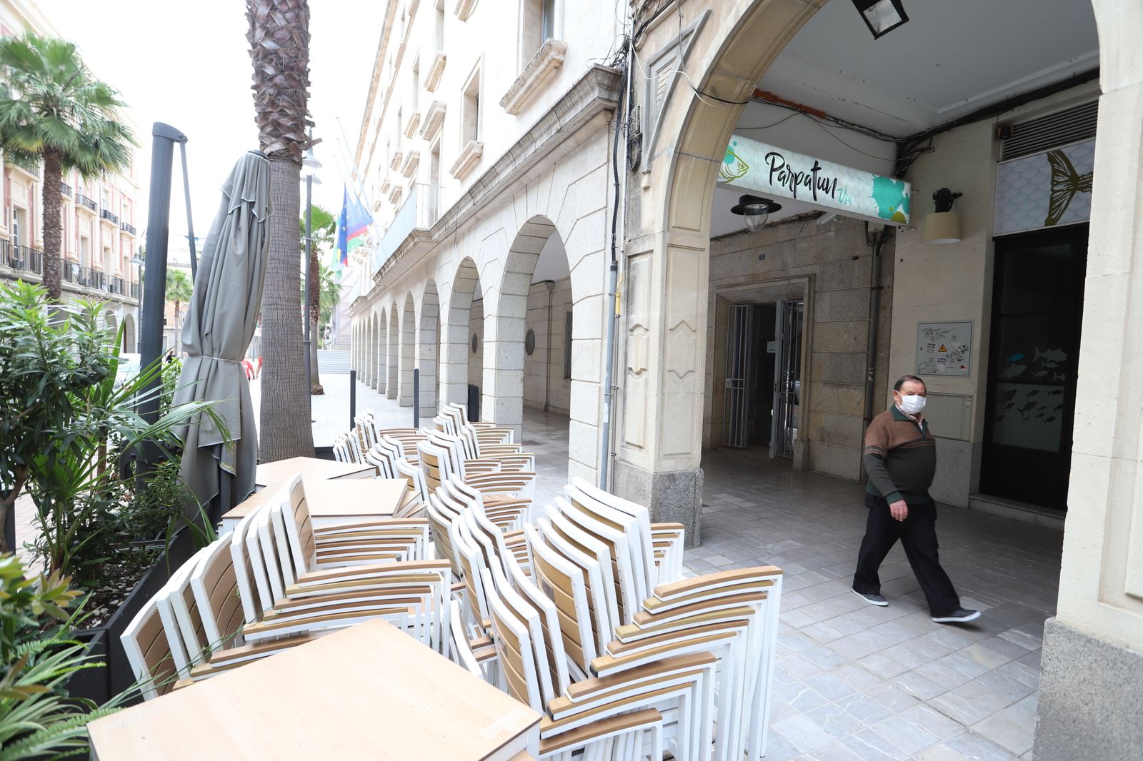 Imágenes de los últimos retoques de terrazas de bares y restaurantes