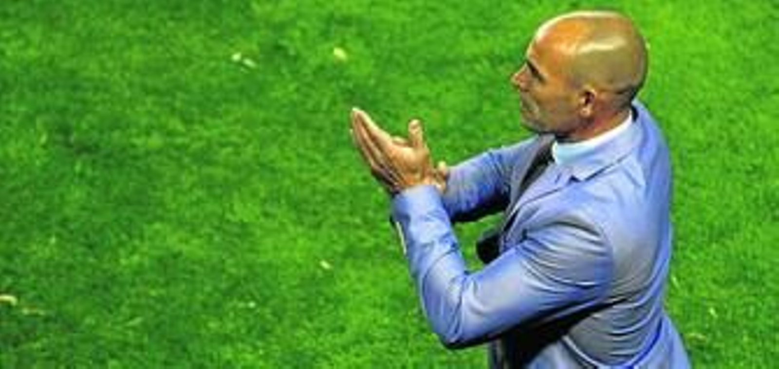 Paco Jémez aplaude a sus jugadores durante un partido del Rayo Vallecano.