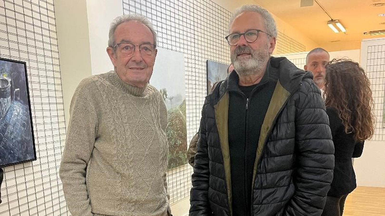 Rafael Benot con Javier Rodríguez, durante la inauguración en la Galería Benot de la exposición titulada ‘Sierra de Cádiz’.