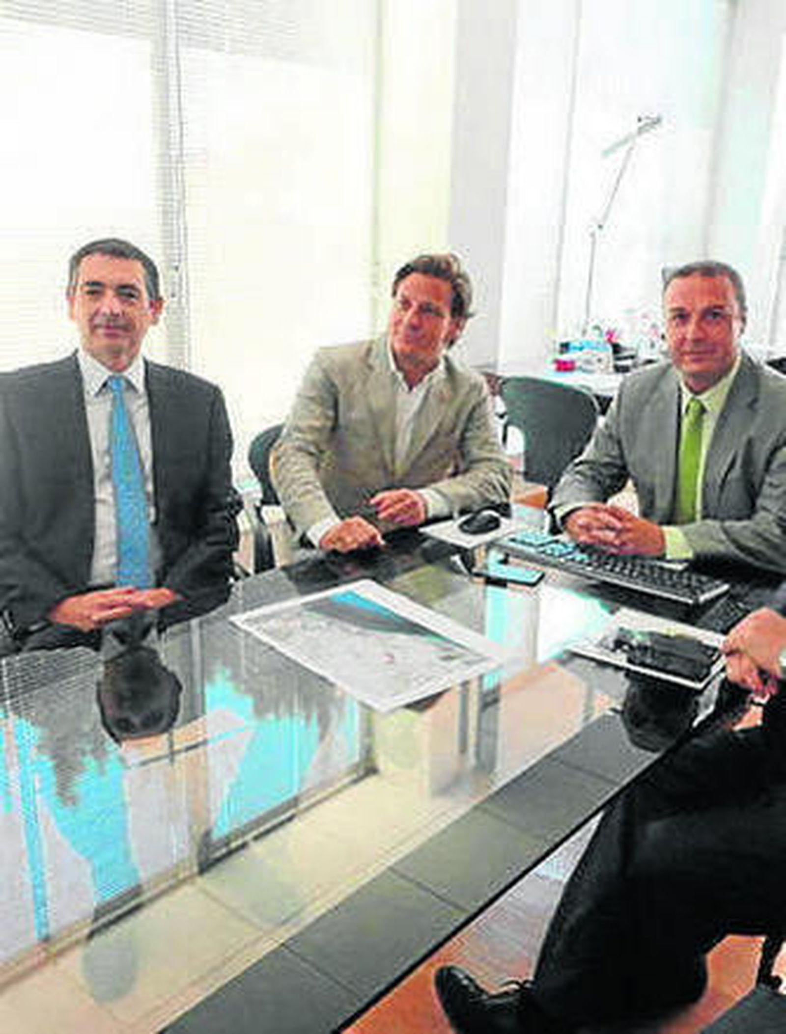 Concejal con directivos de 'Hidralia'.