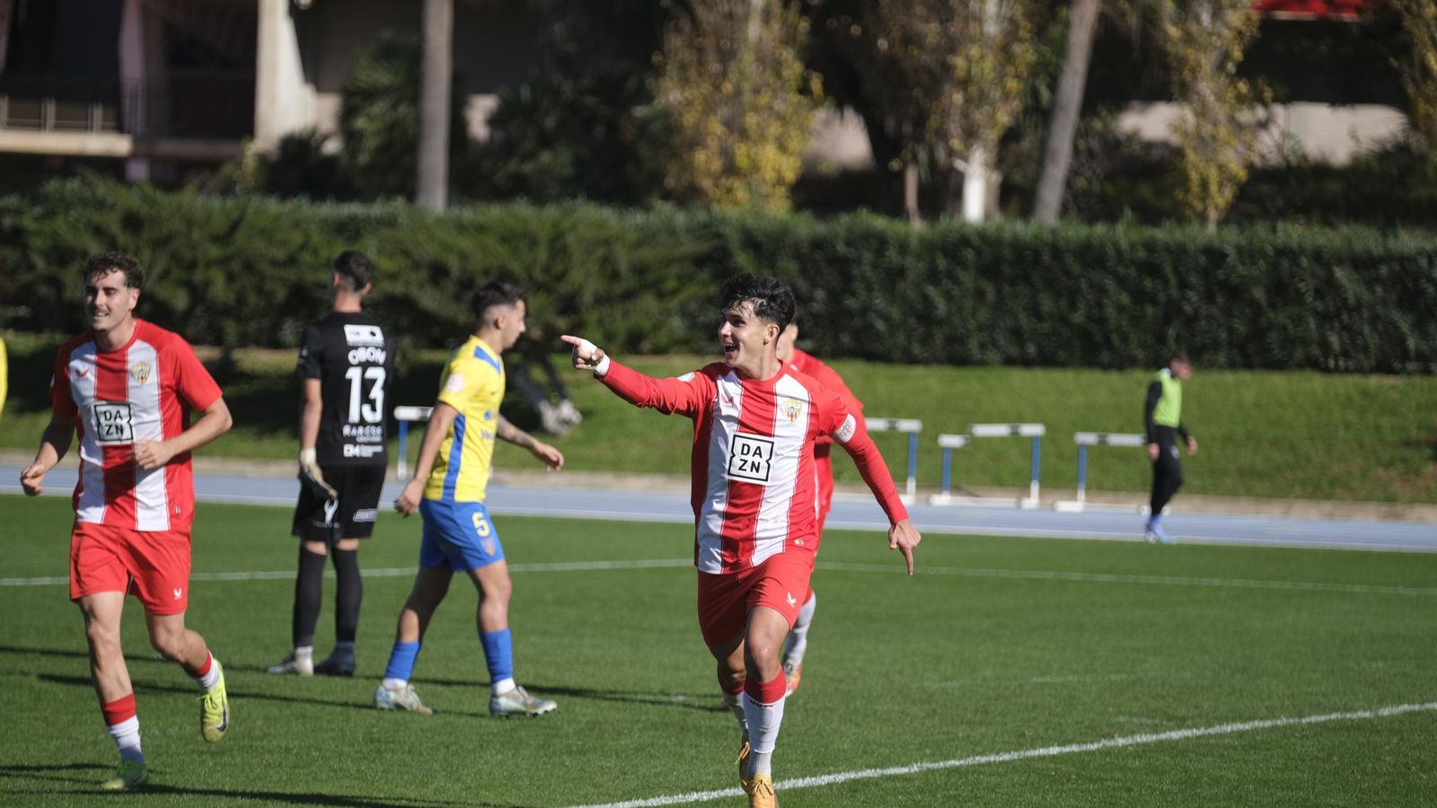 Joan celebra su gol que le acabó dando la victoria al Almería B en este cierre de la primera vuelta del campeonato.