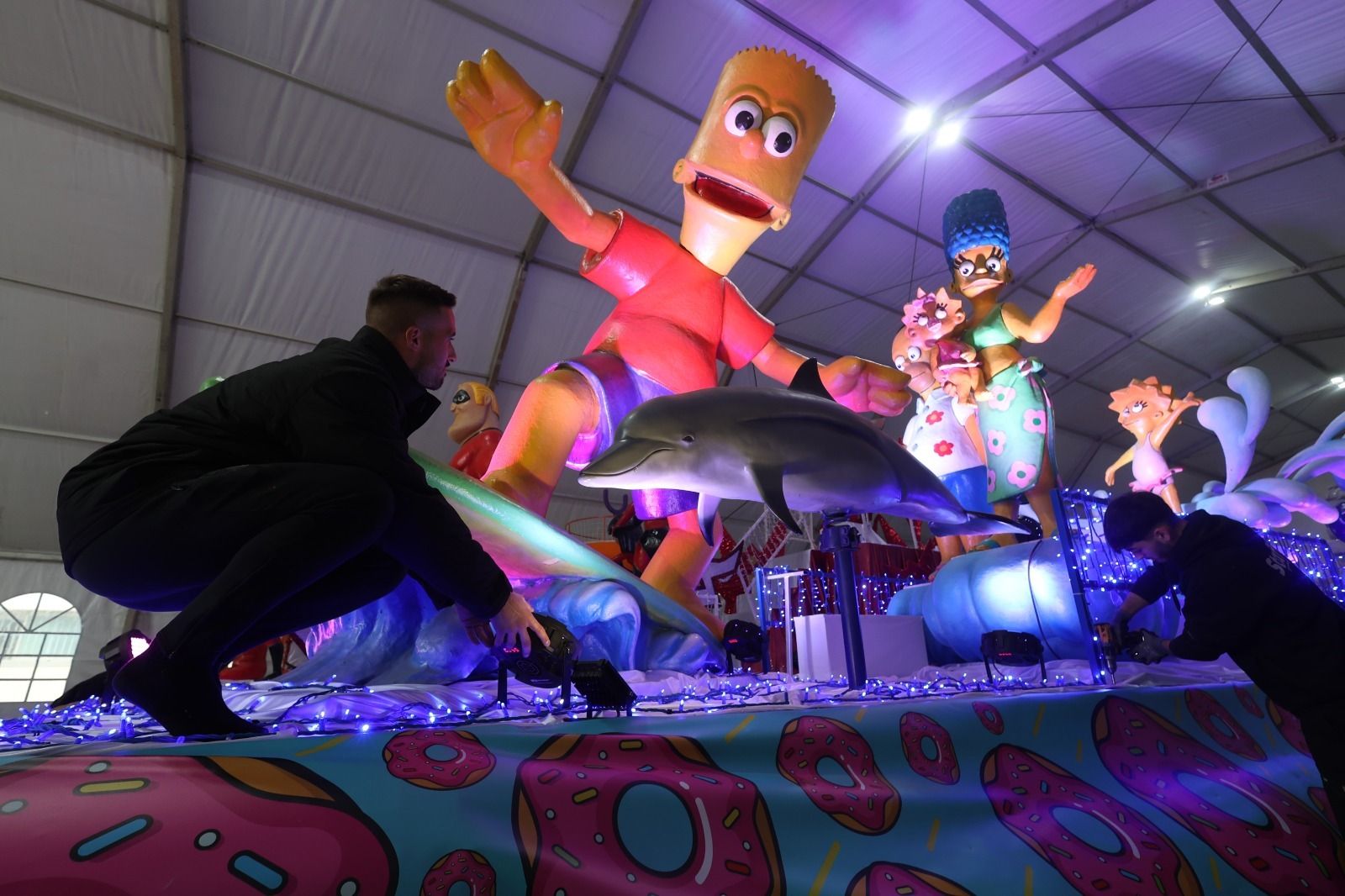 La carroza de Los Simpson probando las luces que utilizarán durante el recorrido.