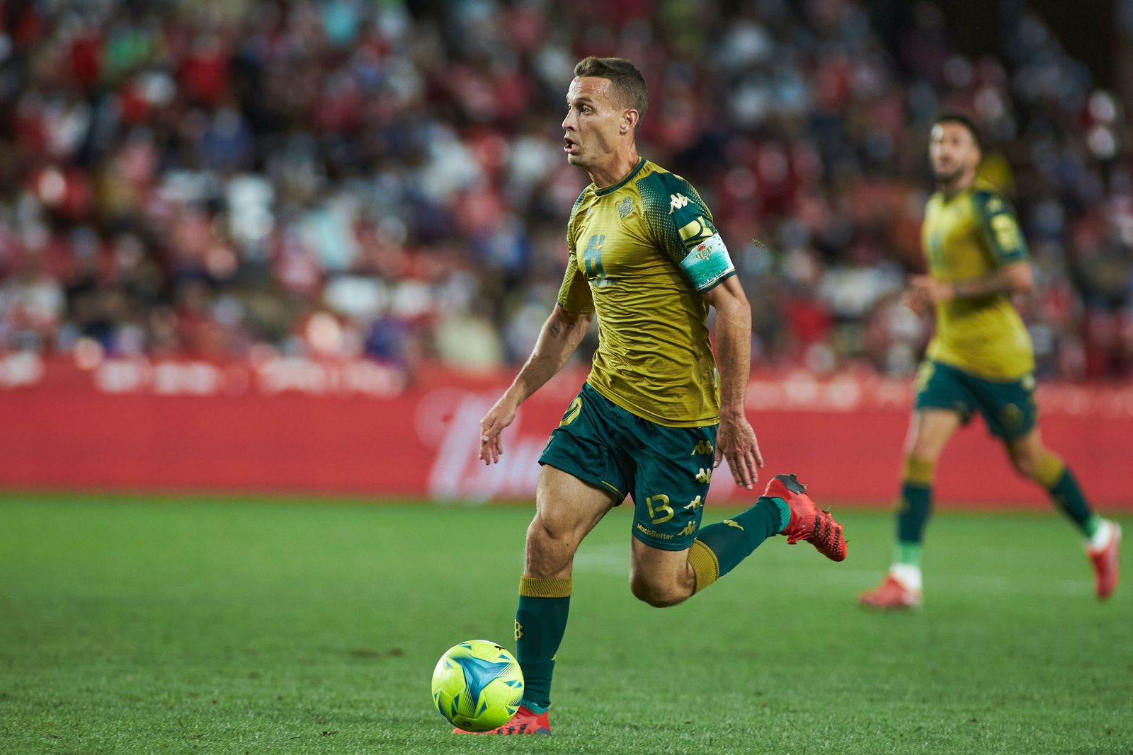 Canales avanza  en la acción del 1-2 ante el Granada.