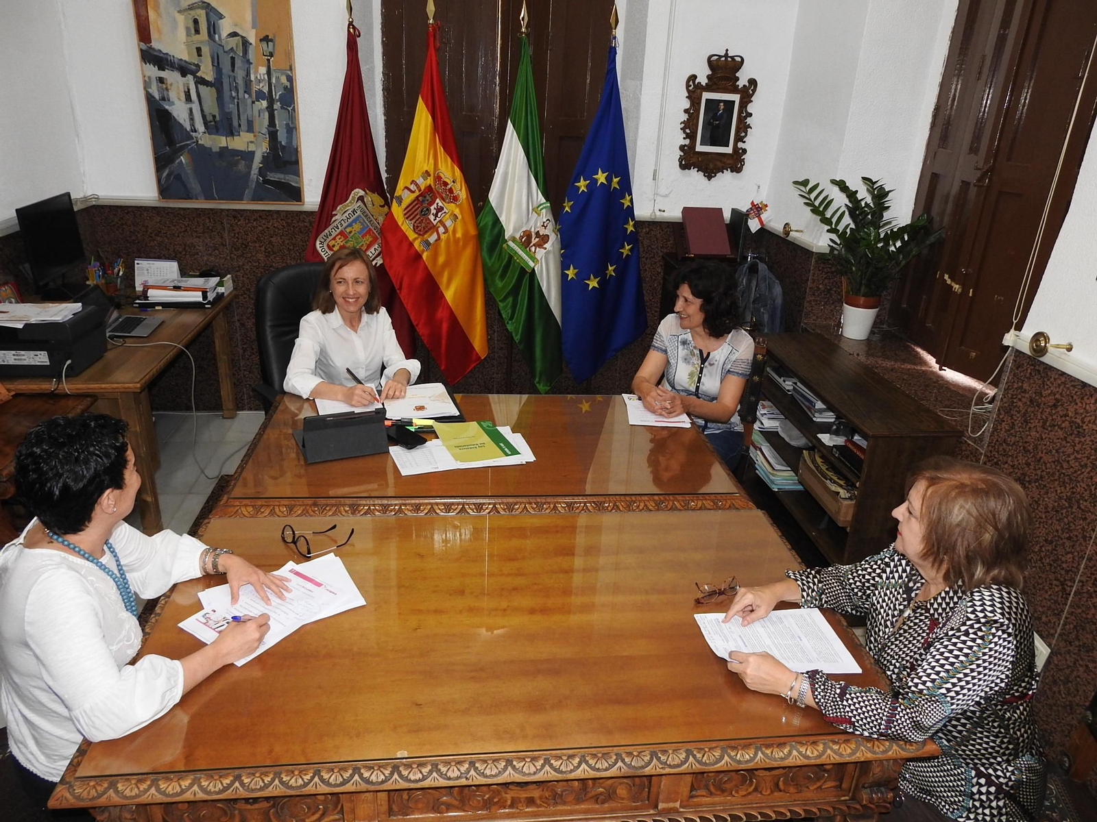 La alcaldesa y la concejal de Bienestar Social en una reunión con trabajadoras sociales.
