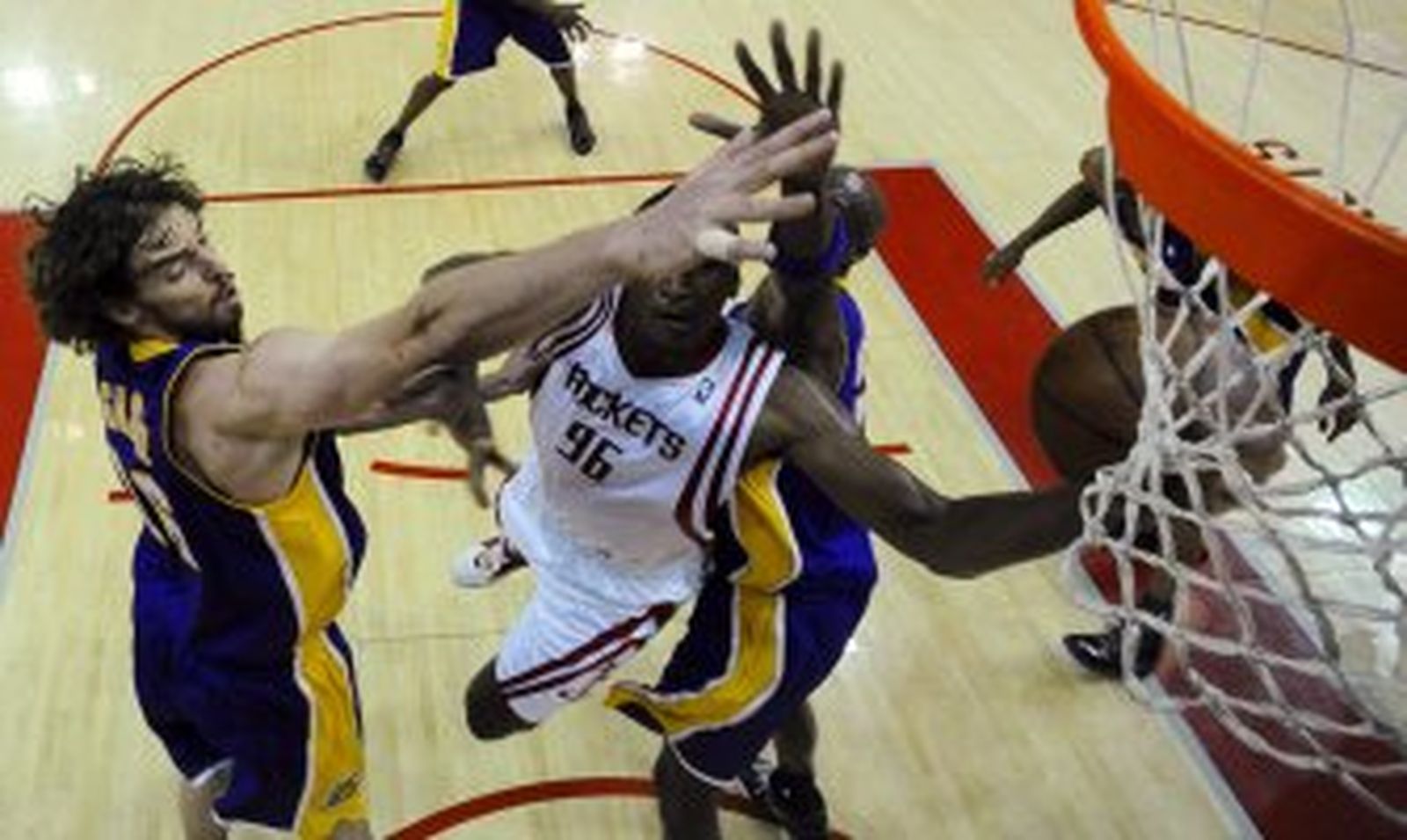 Los Rockets humillan a unos apáticos Lakers (99-87)
