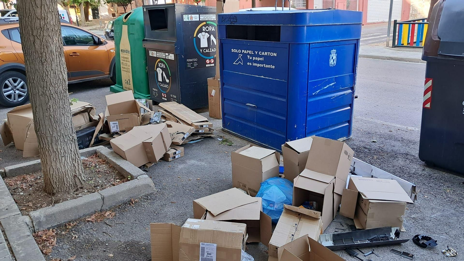 Estado de los contenedores en algunas calles.