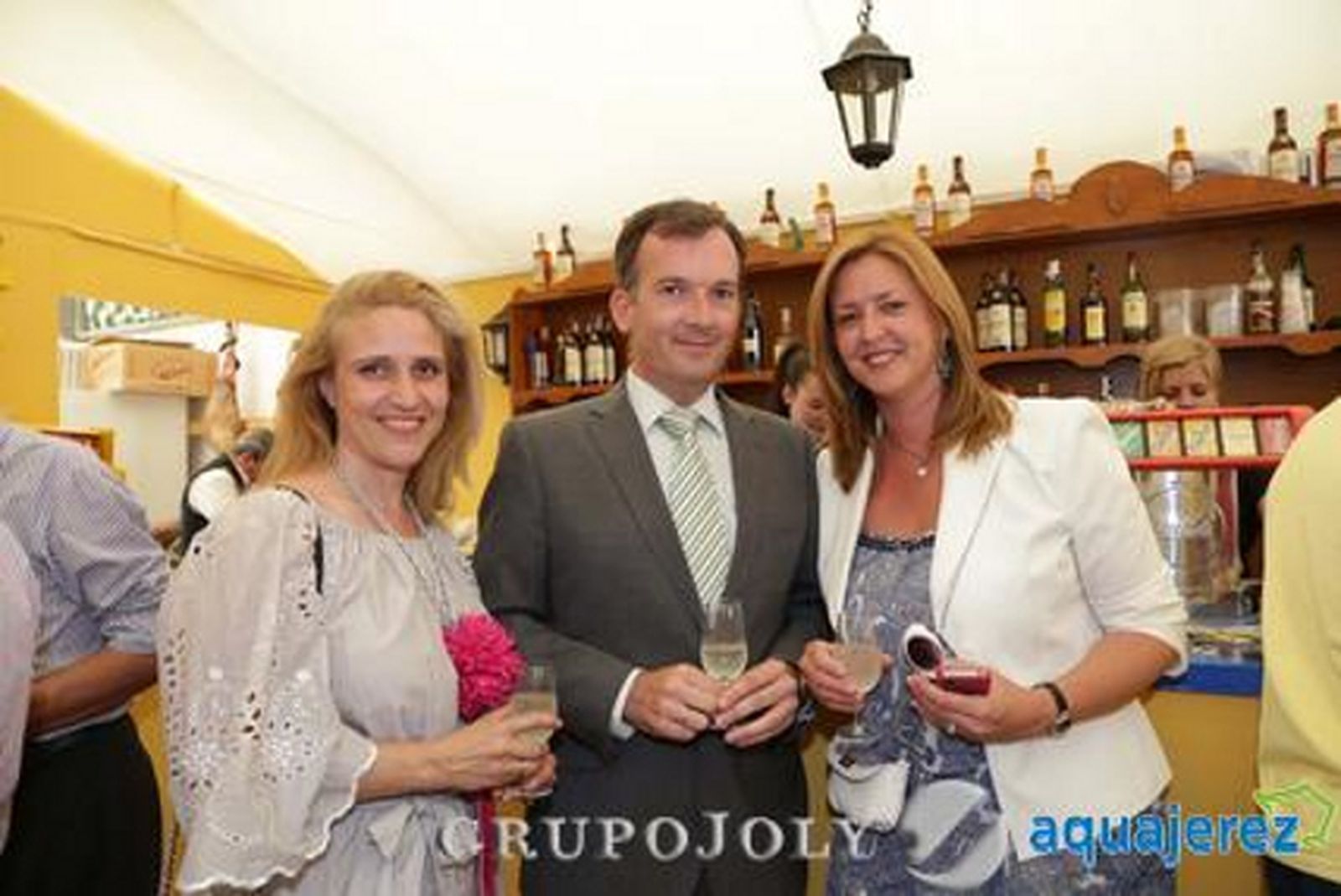 El coordinador territorial y portavoz de Unión, Progreso y Democracia (UPyD) en Andalucía, Martín de la Herrán, acompañado ayer de María Pilar Ruiz y María José Velasco.

Foto: Manuel Aranda