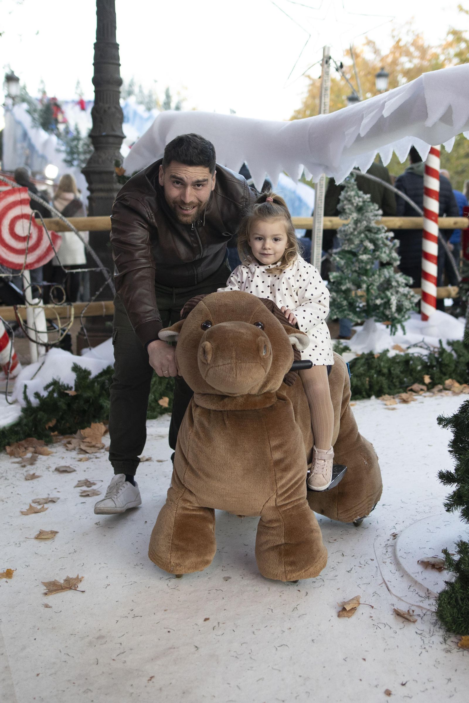 Multitud de visitantes y ambiente navideño en Granada durante el puente, en imágenes