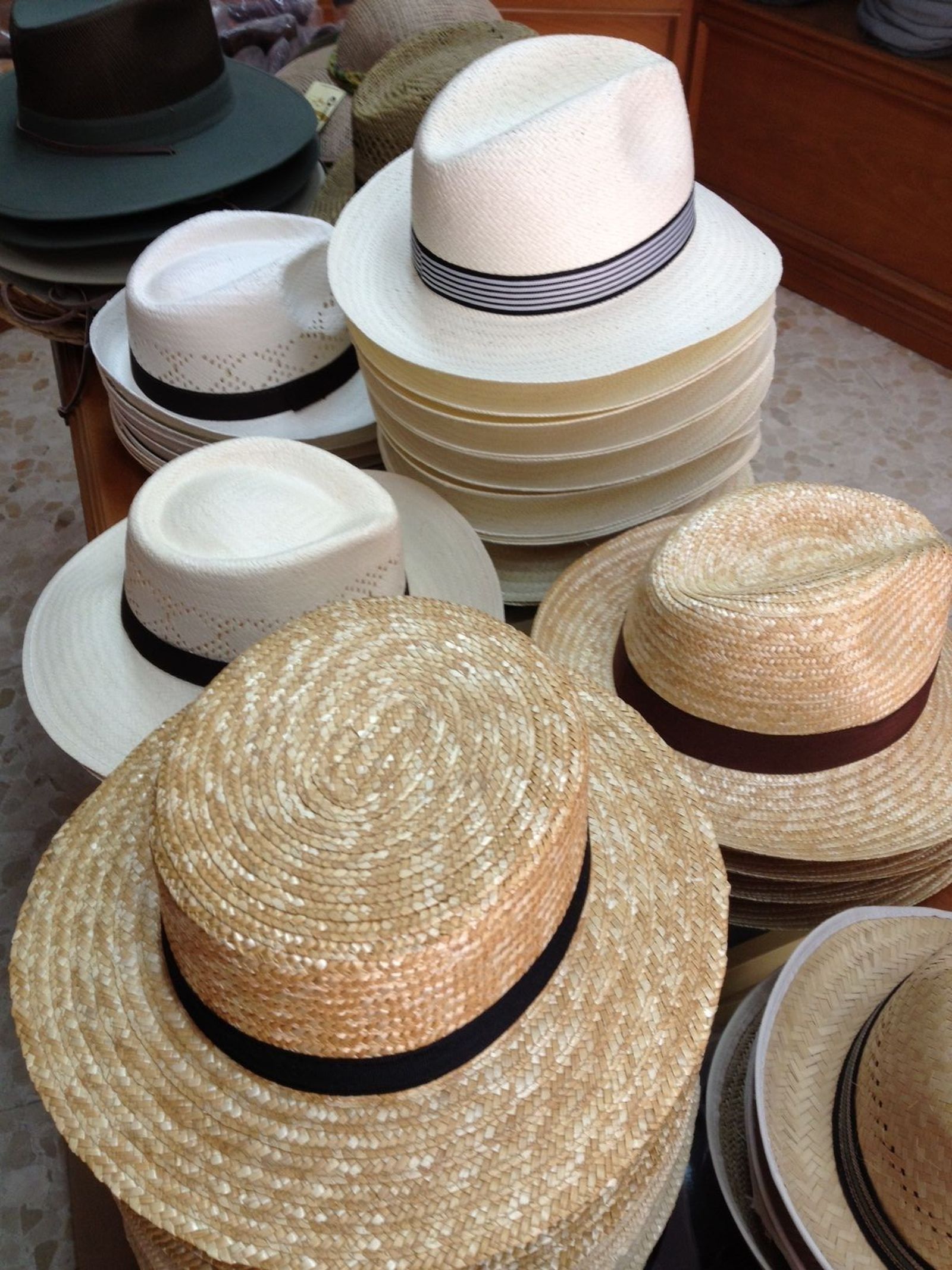 Están dando 'caló' con......los sombreros de paja