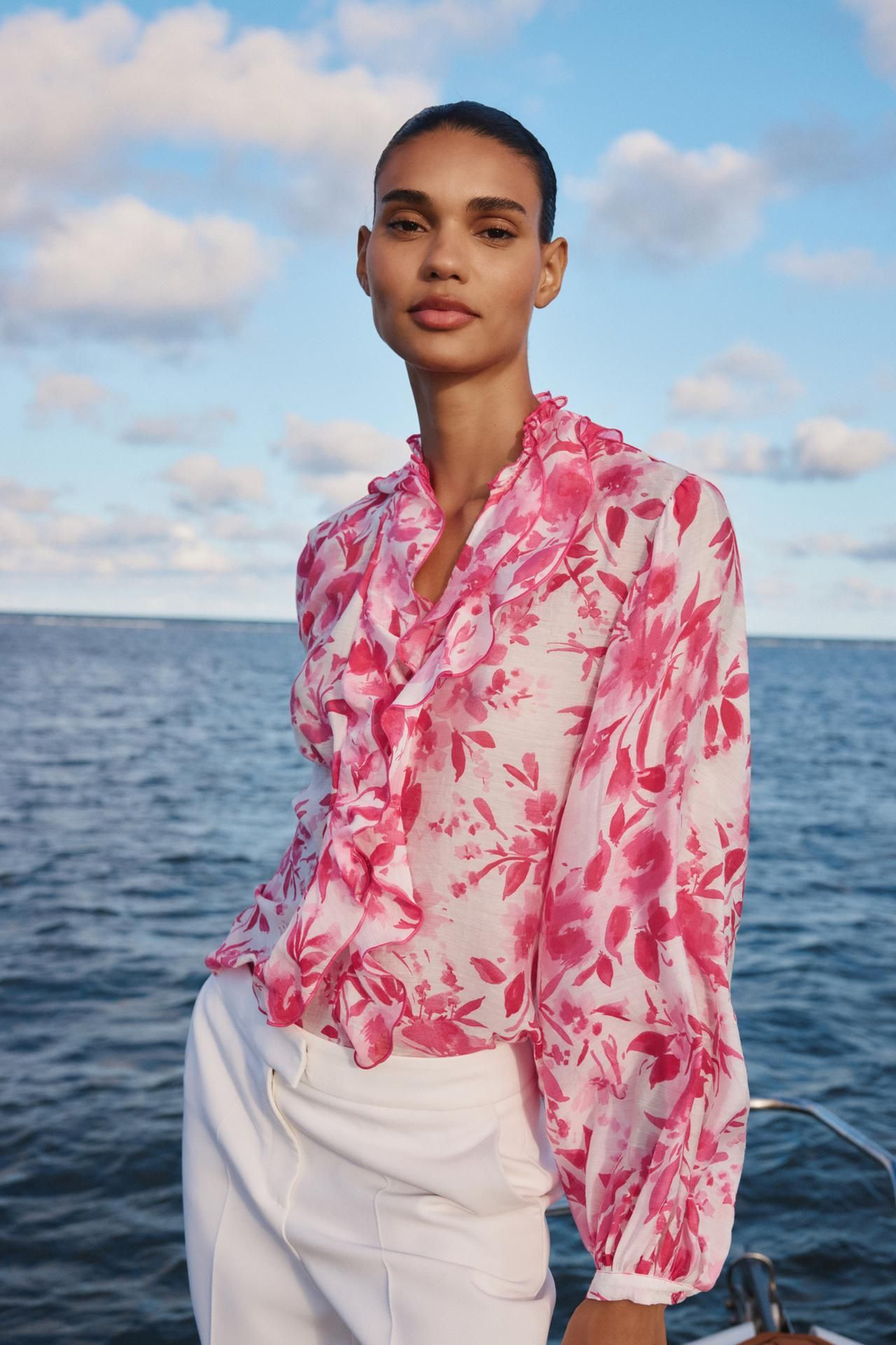 Blusa estampada y con volantes de Zara.