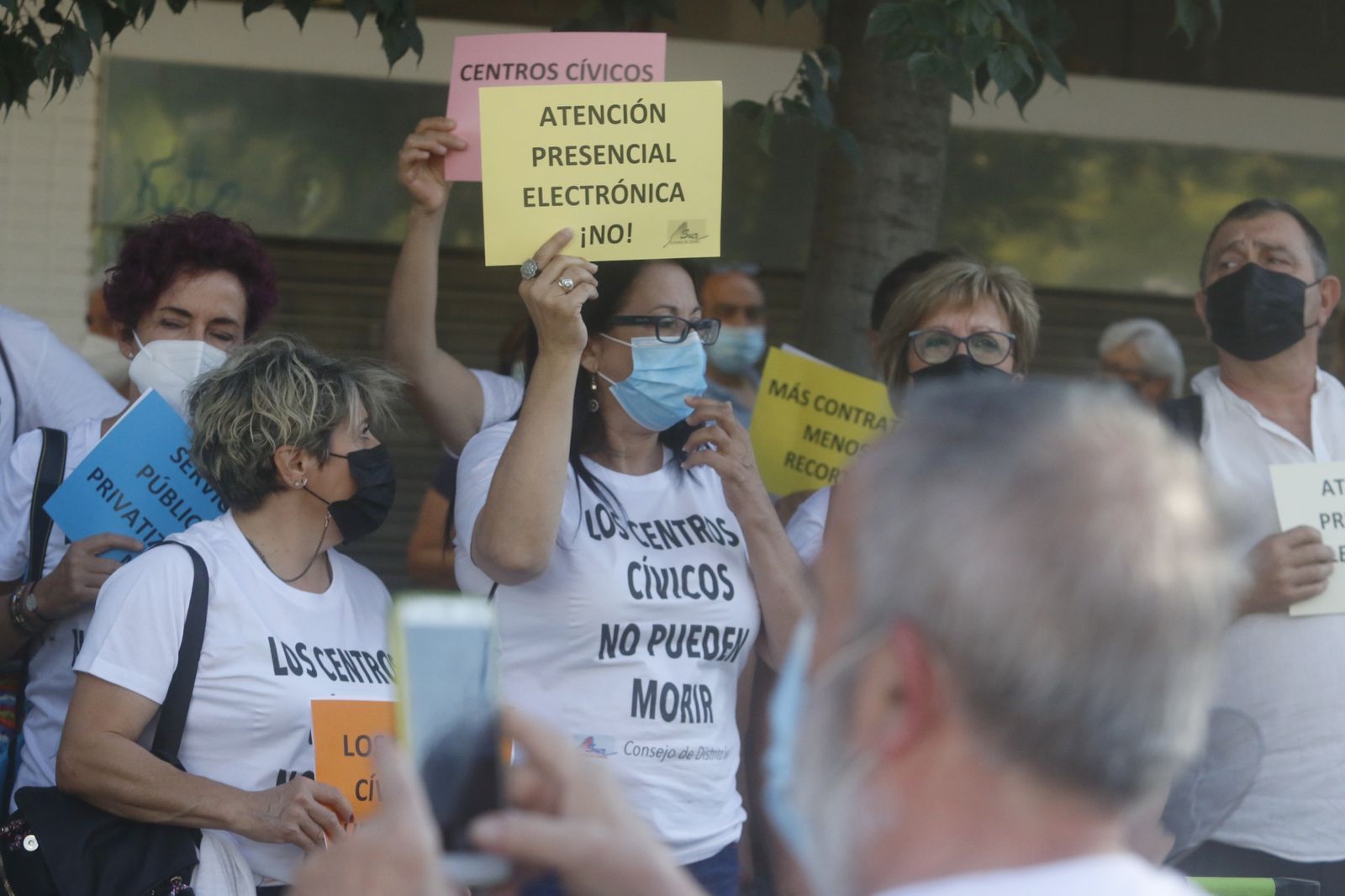 El encierro para exigir la apertura de los centros cívicos de Córdoba, en imágenes