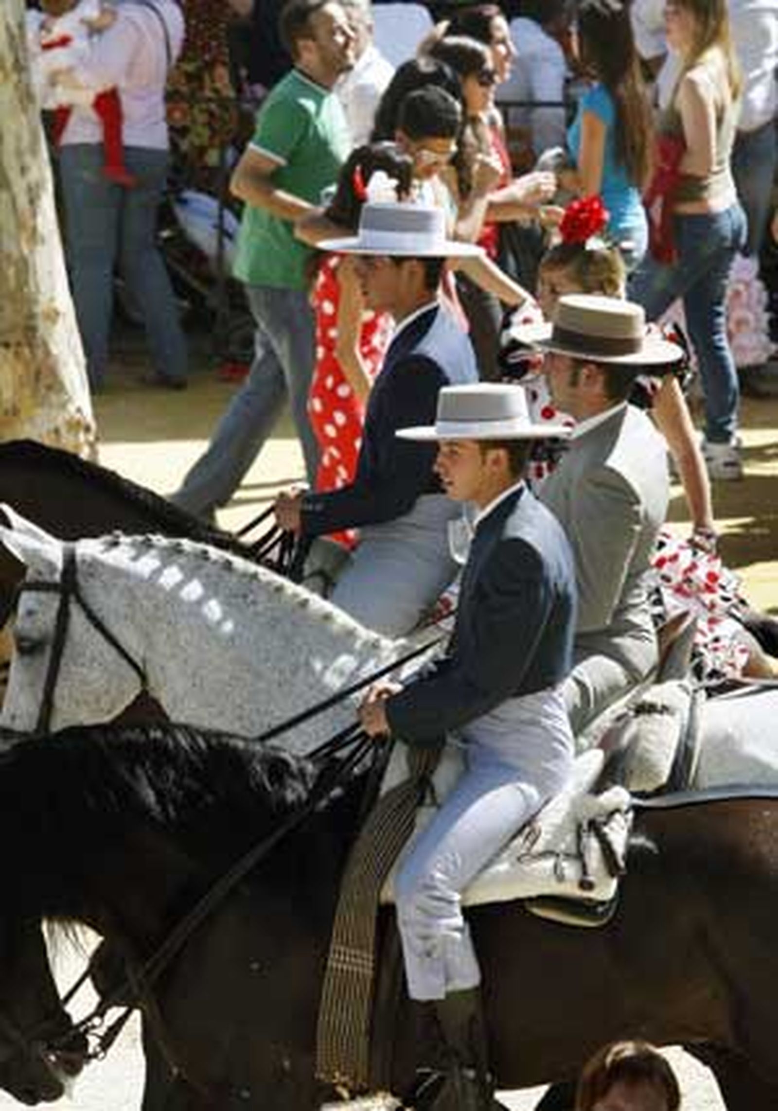 Jóvenes amazonas en el recinto ferial./Fotos:Fito Carreto

Foto: Fito Carreto