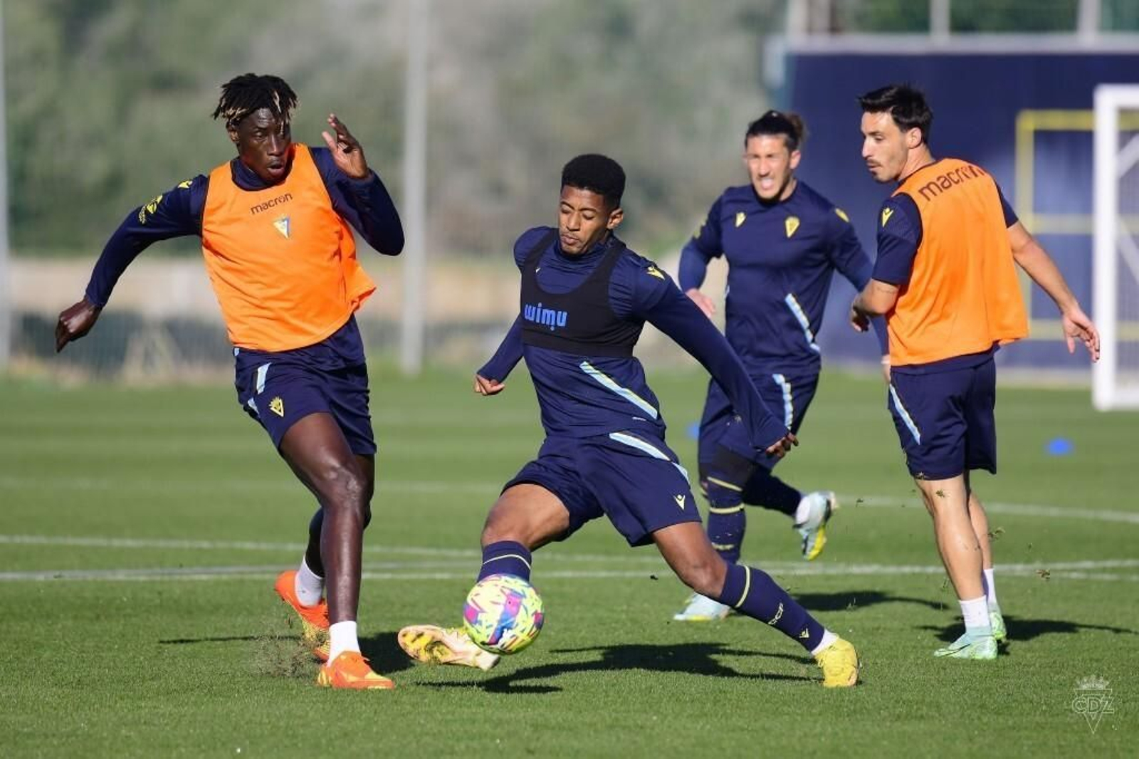Momo Mbaye y Lozano en un entrenamiento.