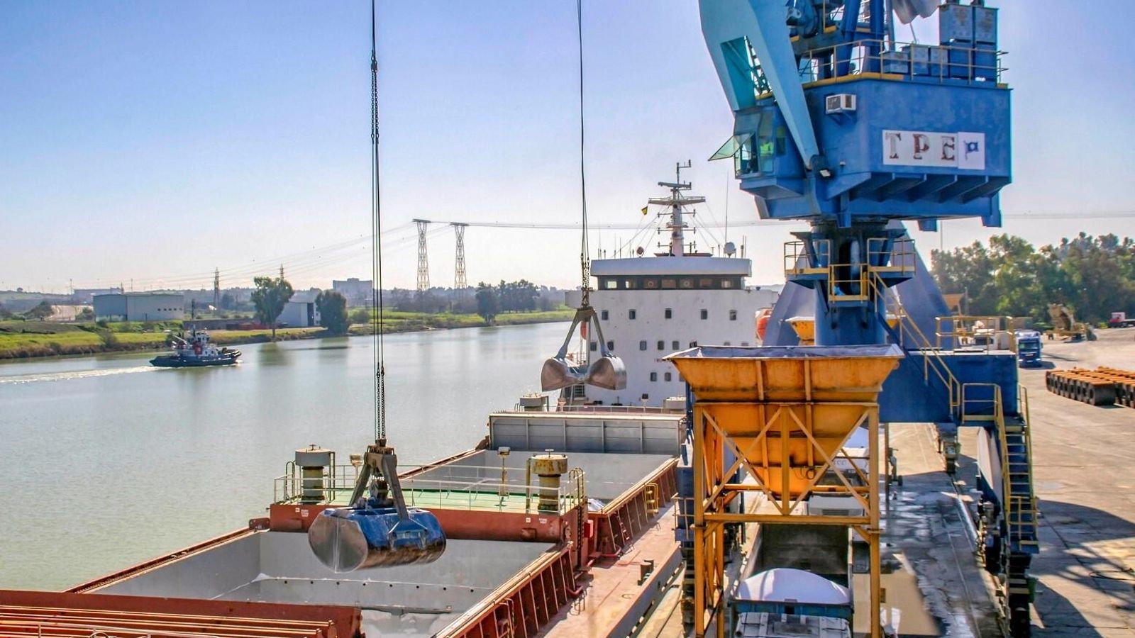 Transporte de fertilizantes de Sevitrade en el Puerto de Sevilla.