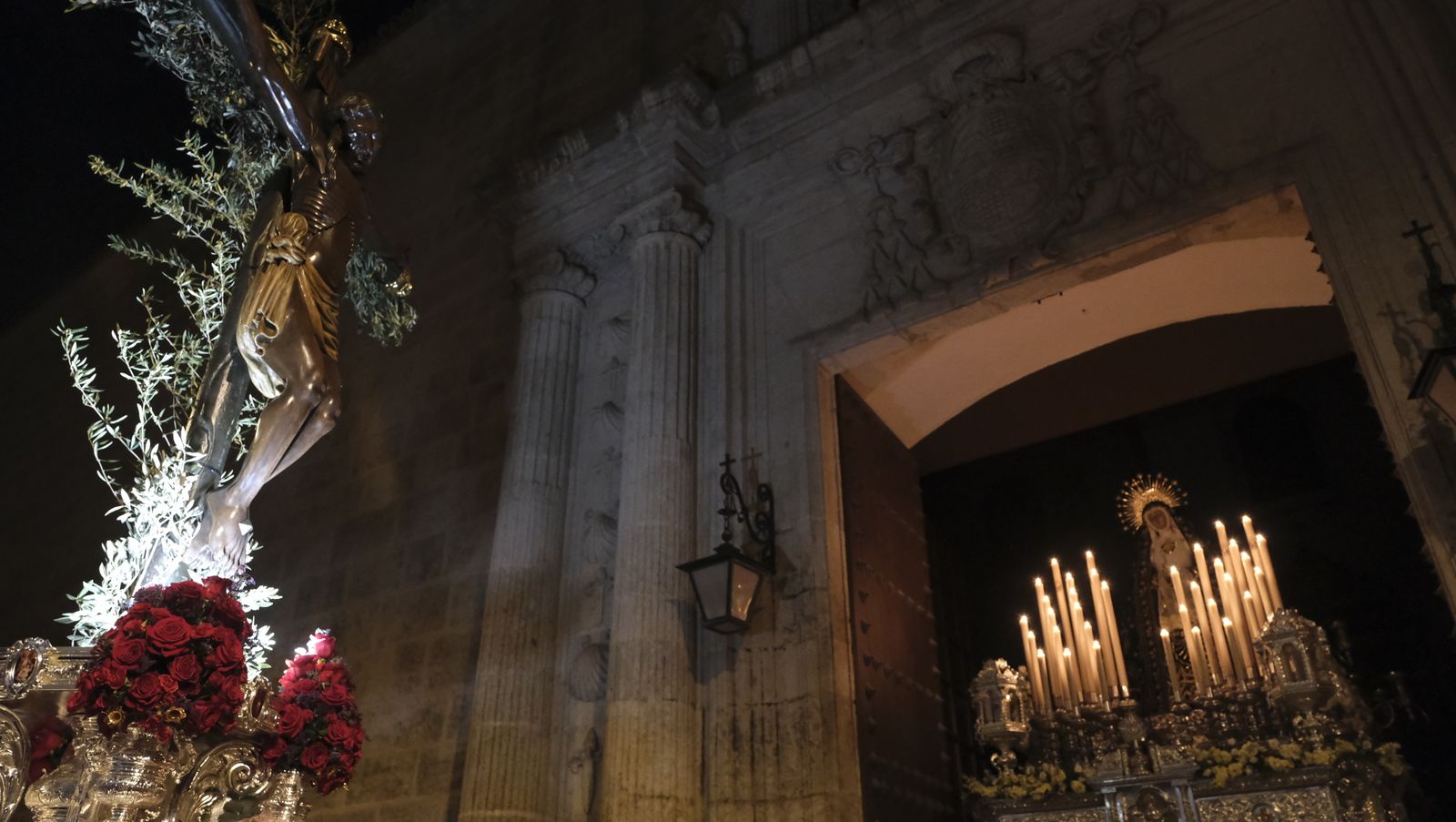 Procesión del Vía Crucis del Santo Cristo de la Escucha en Almería, en imágenes.