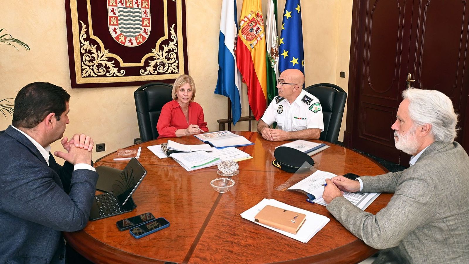 La alcaldesa de Jerez, María José García-Pelayo, acompañada de los tenientes de alcaldesa de Presidencia y Seguridad, Agustín Muñoz e Ignacio Martínez respectivamente, ha ofrecido una recepción oficial al Intendente Jefe de la Policía Local de Jerez, Manuel Cabrales.