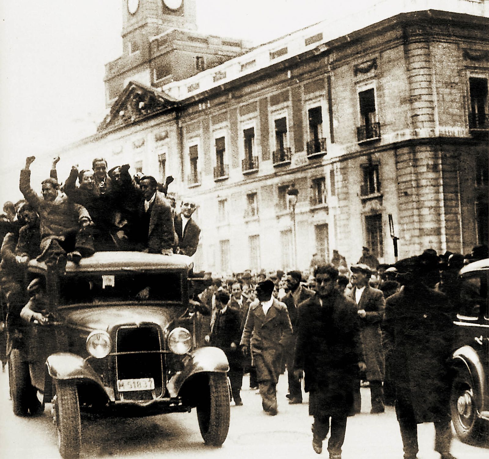 Celebración en las calles tras la proclamación de la Segunda República.