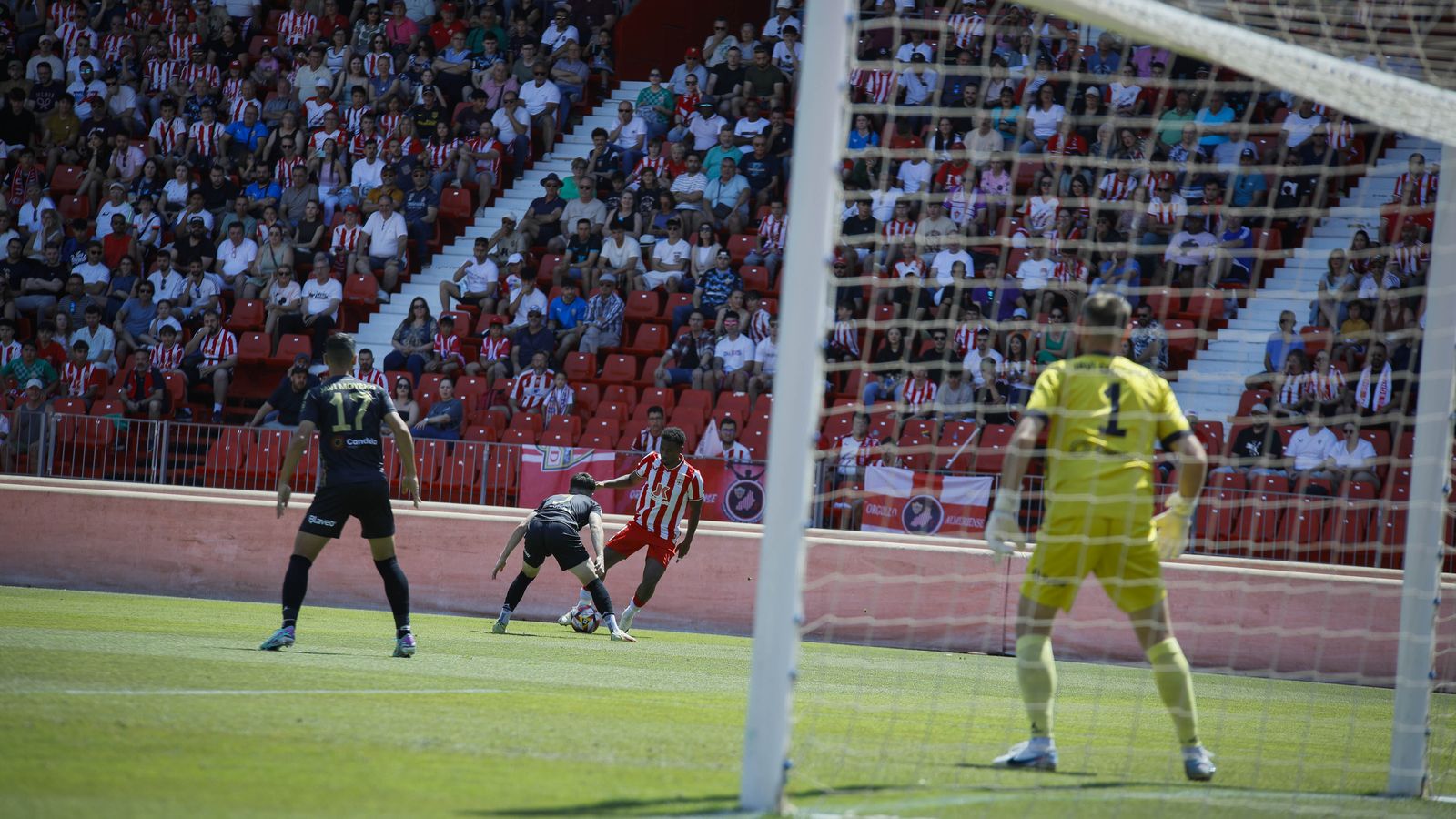 El portugués Hugo Neves encara a un rival jienense durante el encuentro de ida disputado en el Power Horse Stadium.