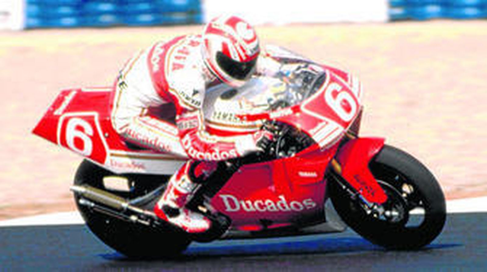 Joan Garriga rueda con la Yamaha de 550cc con la que participó en el Mundial de 1990. En la imagen, rodando en el Circuito de Jerez.