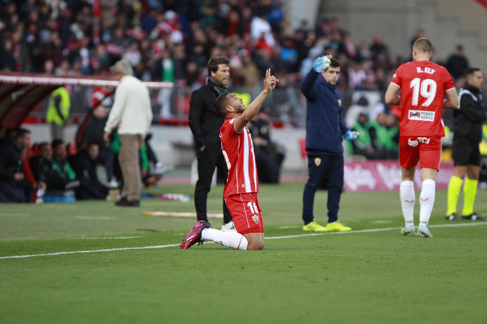 Imágenes del partido de fútbol U.D. Almería-Real Betis Balompié