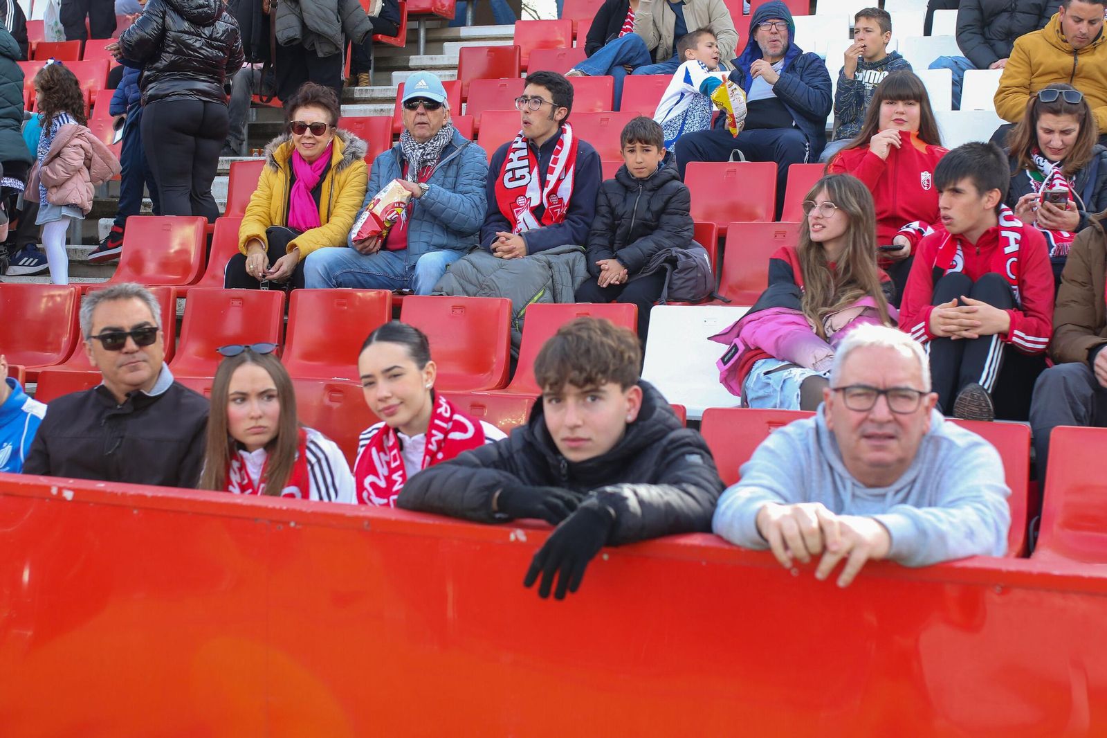 Encuéntrate en la grada de Los Cármenes en el Granada-Sporting