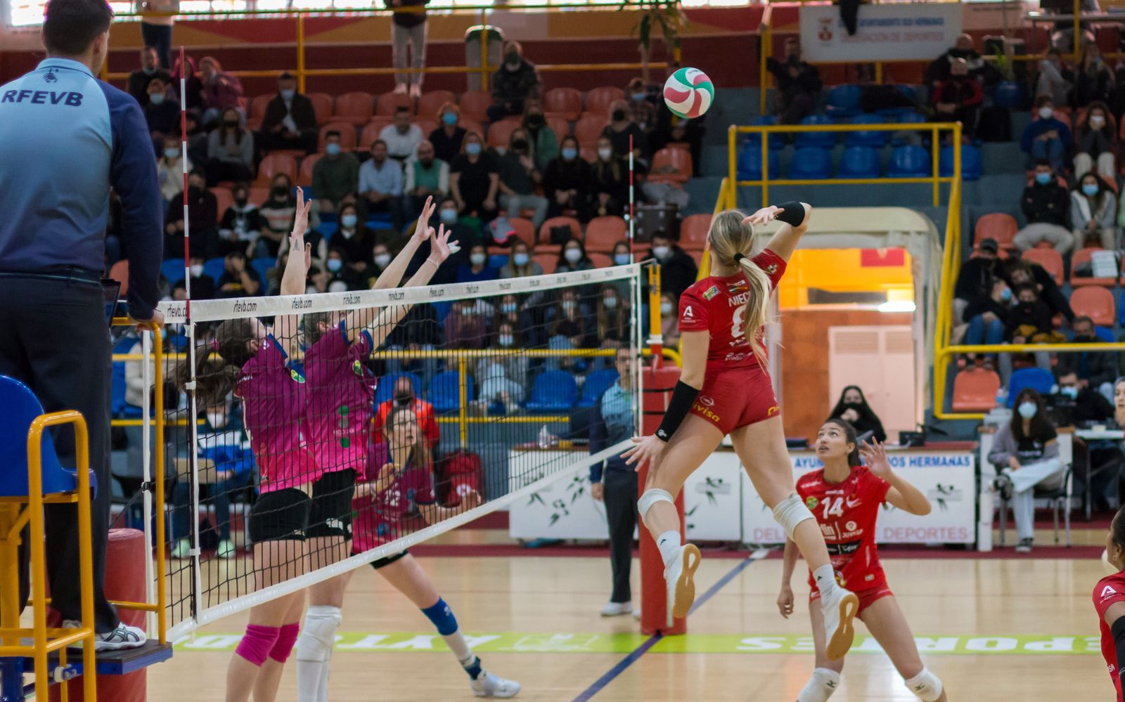 Avie Niece realiza un remate en partido del Cajasol Vóley.