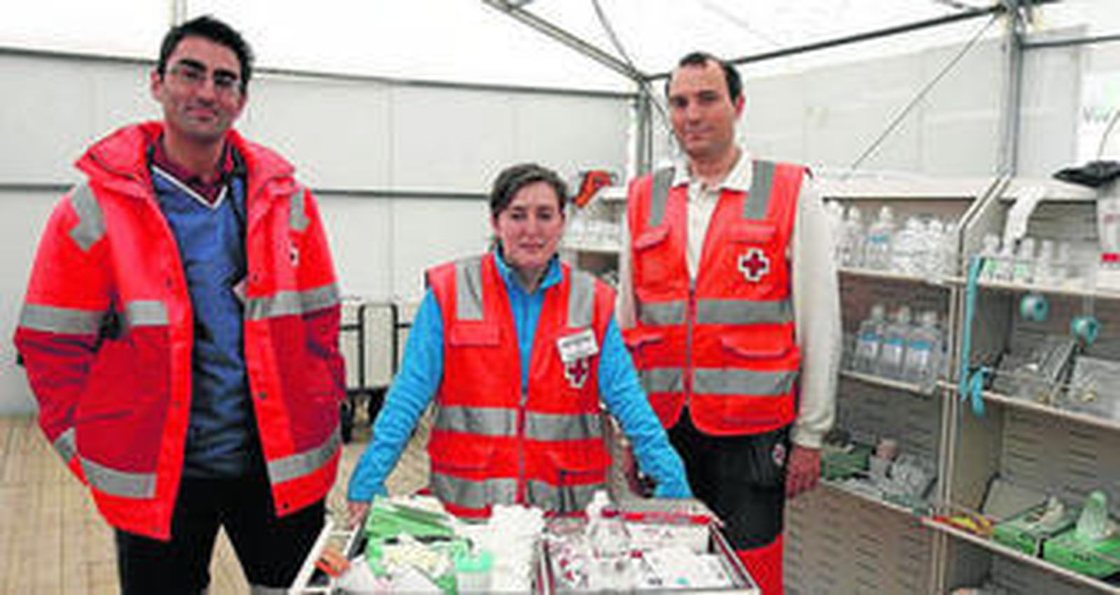 Alberto Cotán, médico de familia, junto a Celenia Vargas, enfermera, y Mariano Corzo, coordinador del equipo de Cruz Roja, en el real.