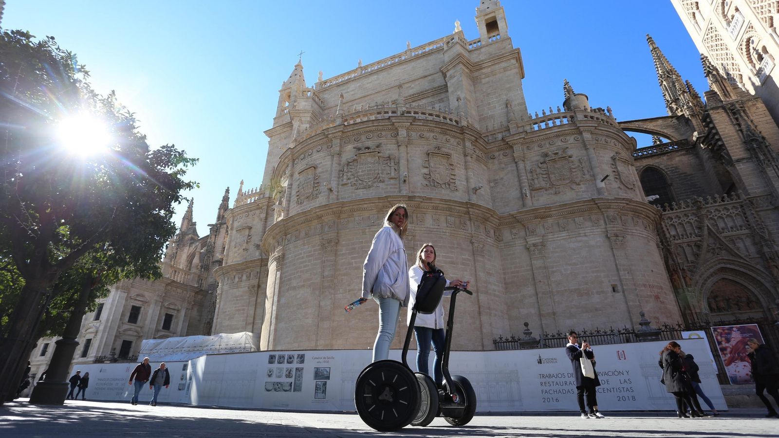 La Capilla Real durante la intervención que le devolvió el color original a la piedra.