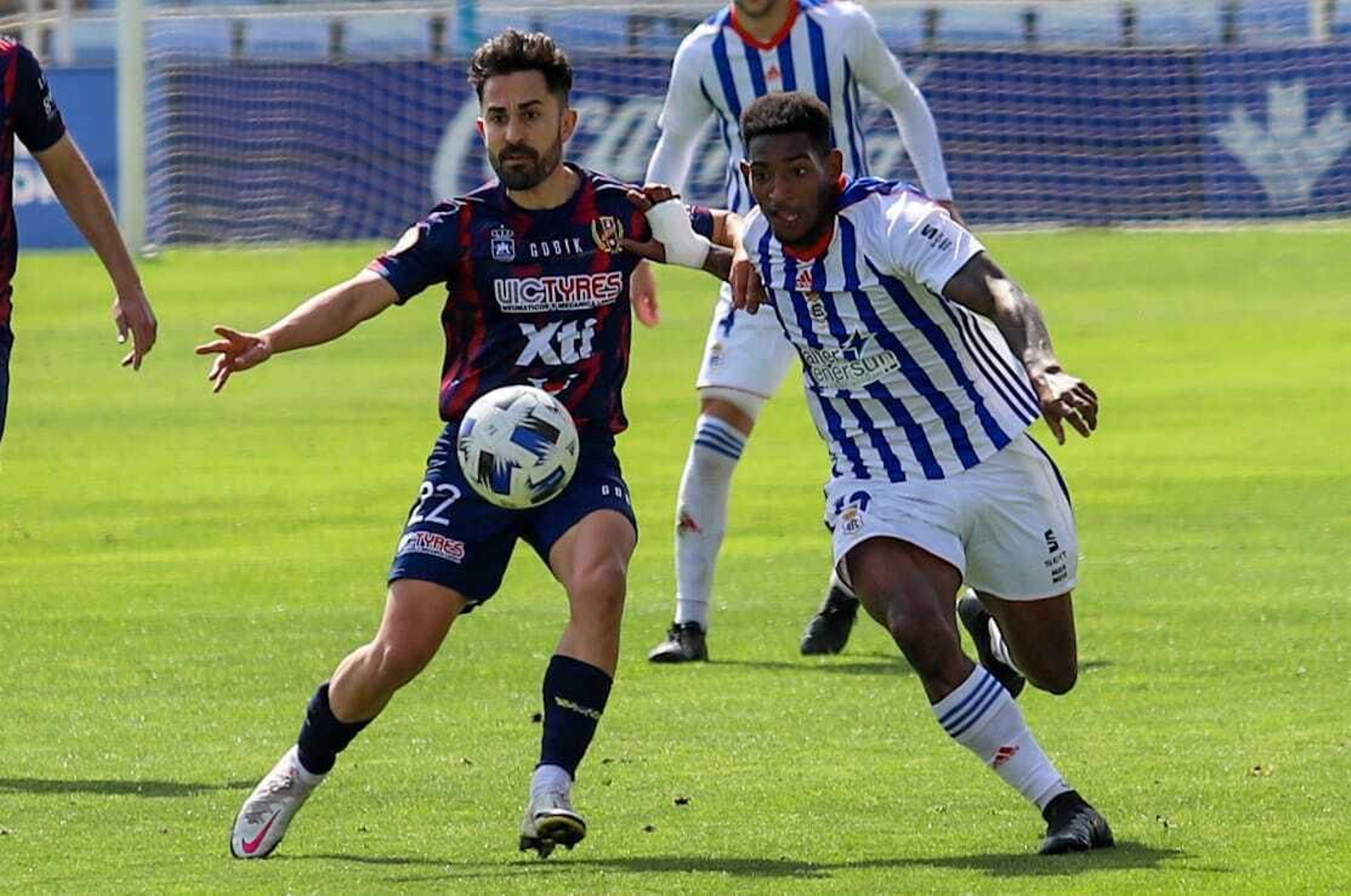 Seth pugna por un balón con Javi Saura.