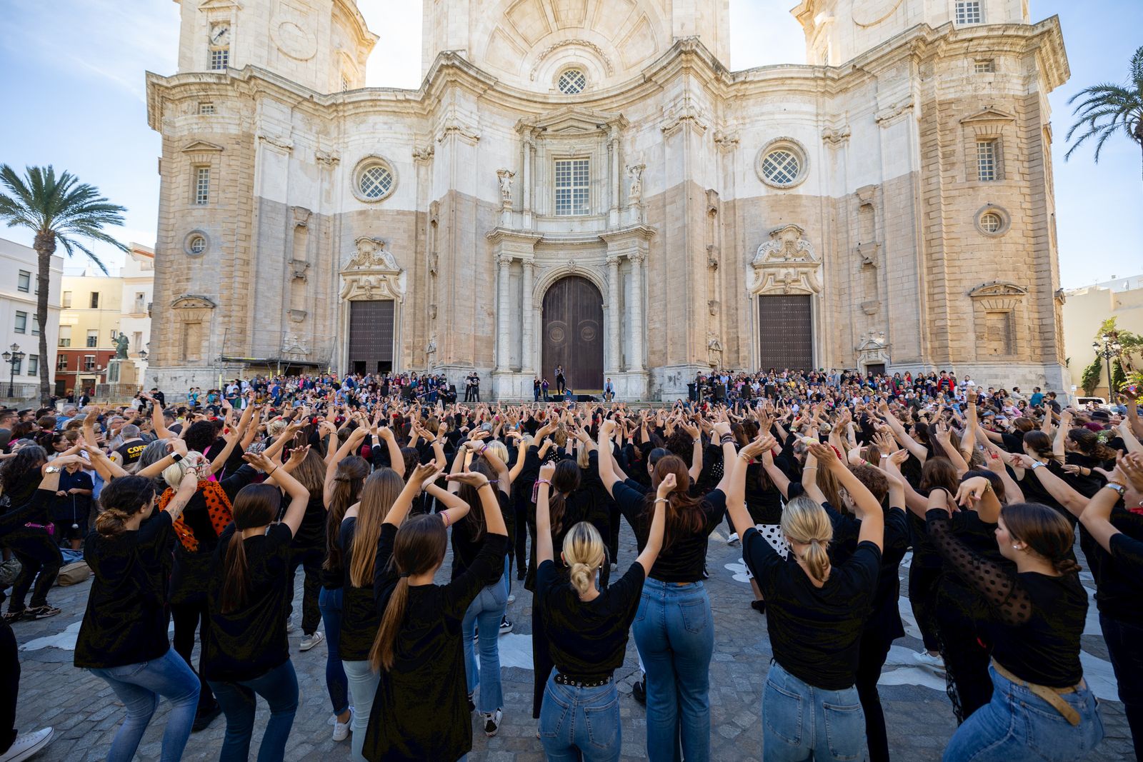 Imágenes del 'flashmob' por el Día del Flamenco en Cádiz