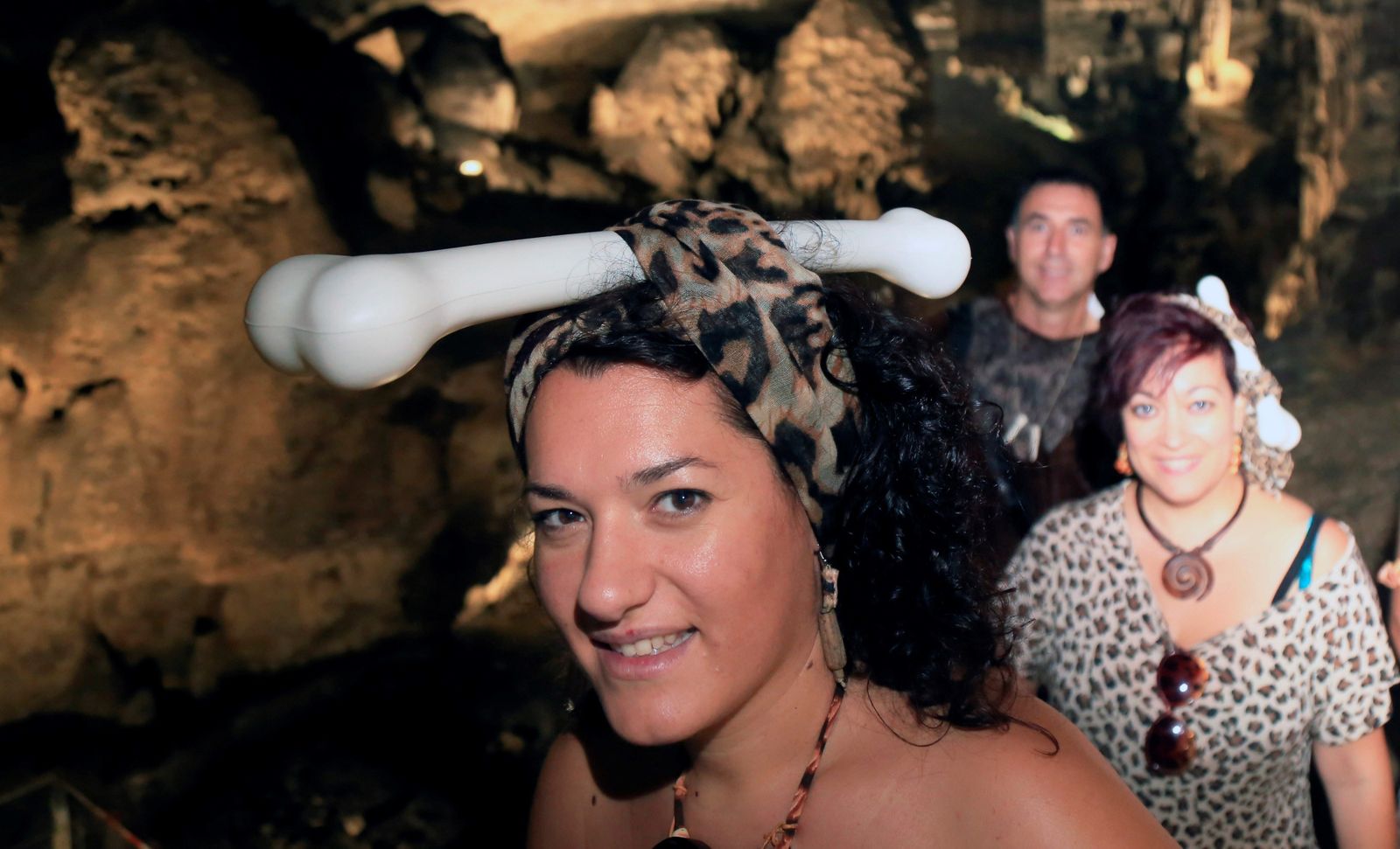 Algunos vecinos de Píñar posan con atuendos trogloditas.