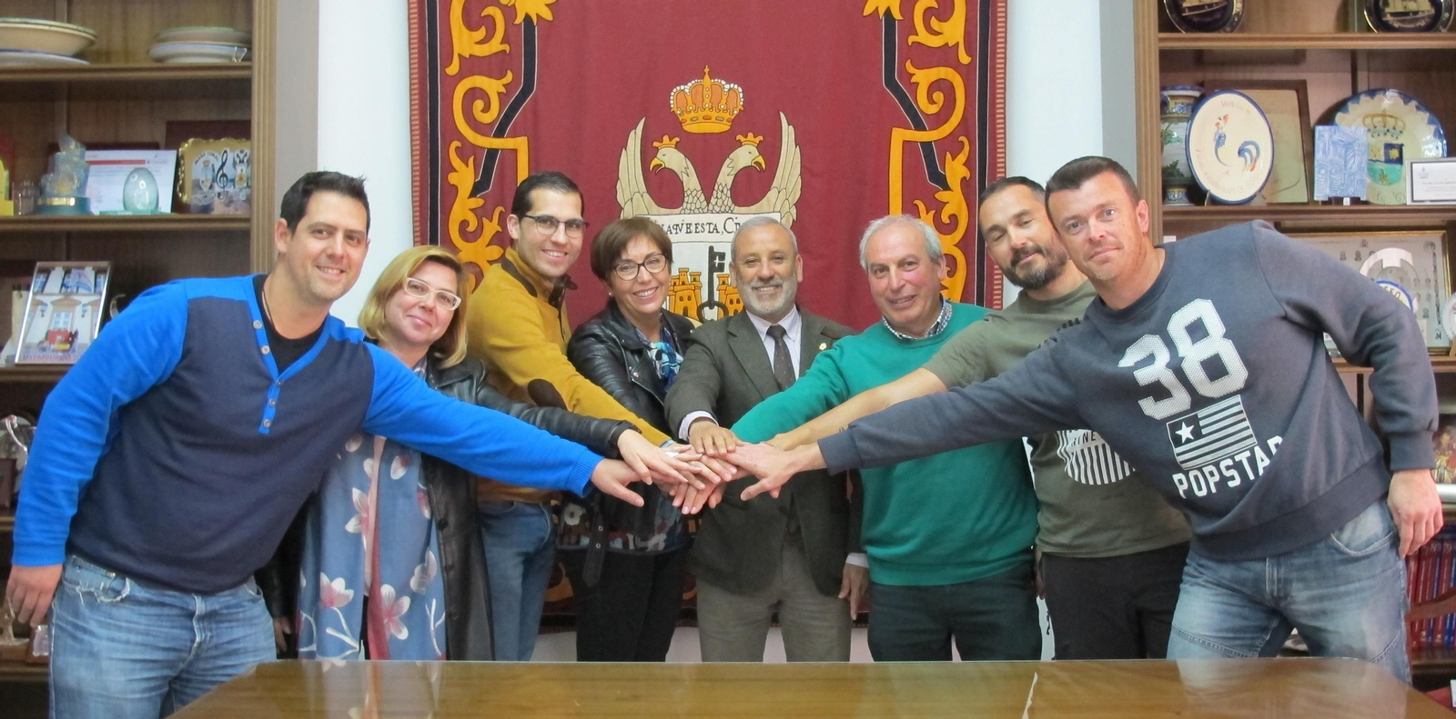 Representantes de los trabajadores del Ayuntamiento y del equipo de Gobierno.