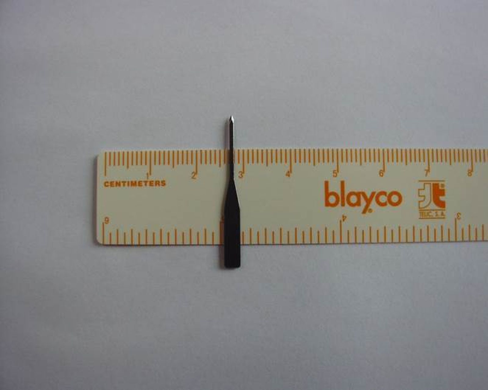 Hoja de bisturí, inferior a 1 milímetro, para hacer las incisiones.